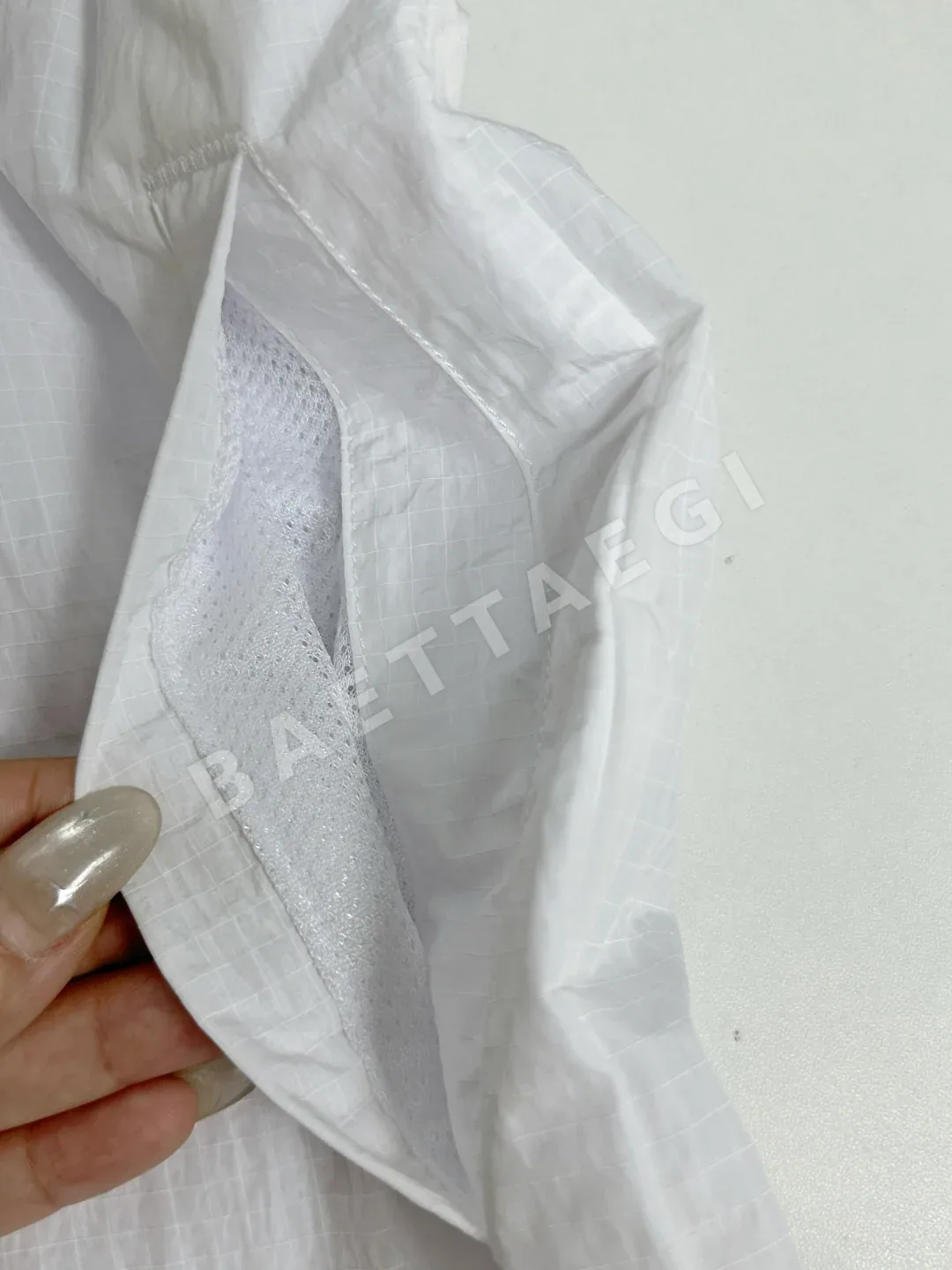 톰브라운 나일론 체크 메시 안감 4바 스트라이프 남성 반바지 상세 이미지 9