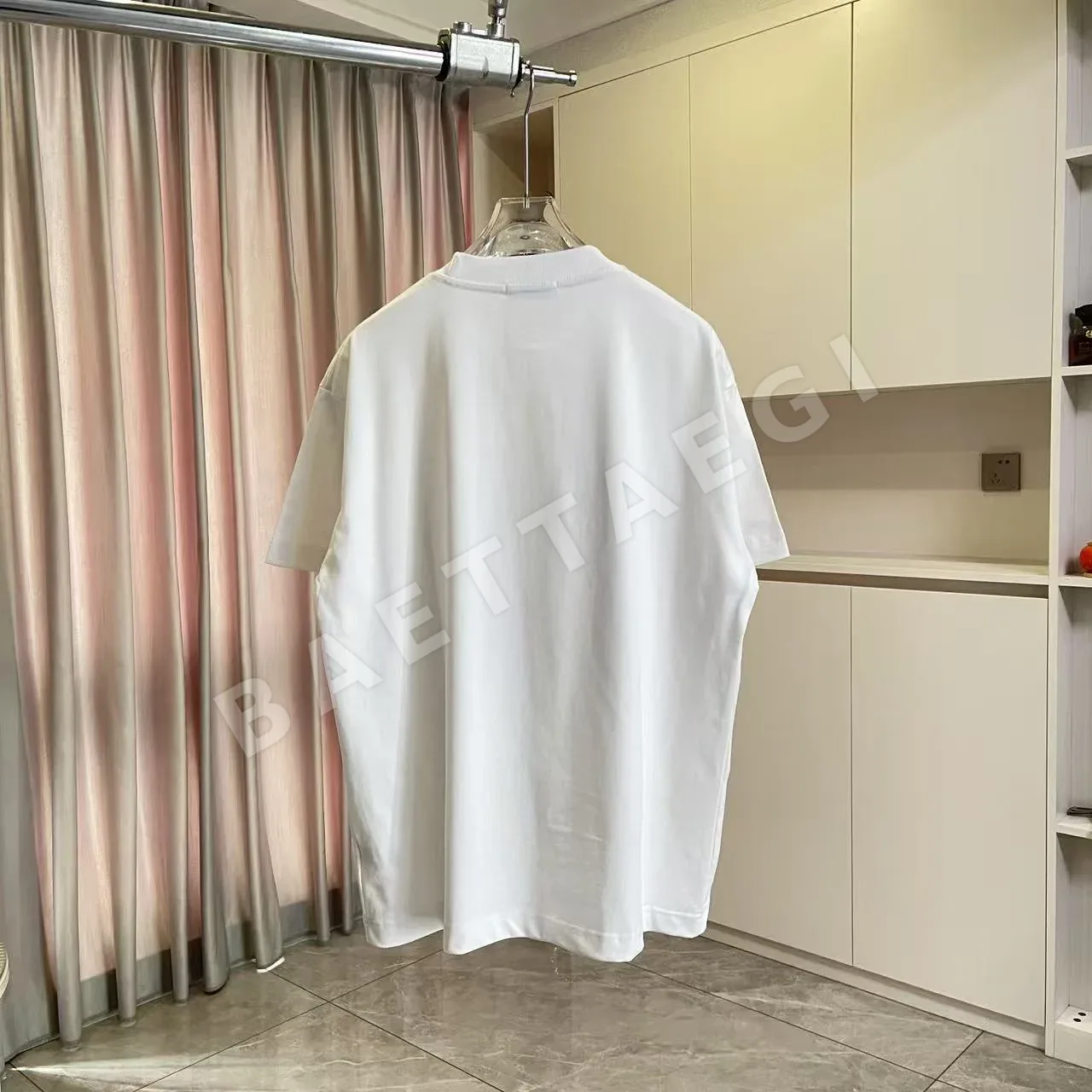 로에베 3D 실리콘 레터 로고 남여공용 반팔 티셔츠 상세 이미지 7