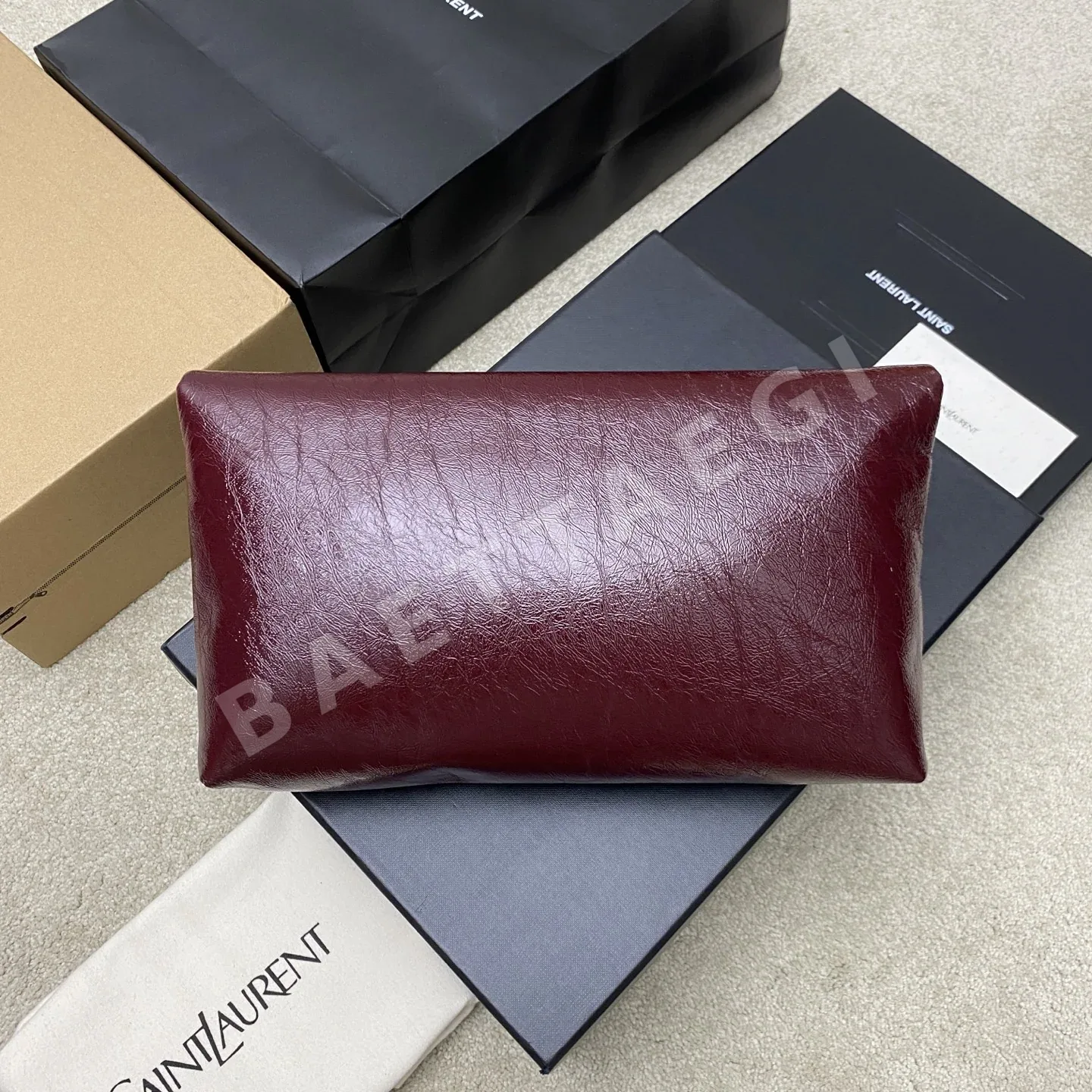 생로랑 레드 양가죽 YSL 로고 엔벨로프 클러치 가방 상세 이미지 2