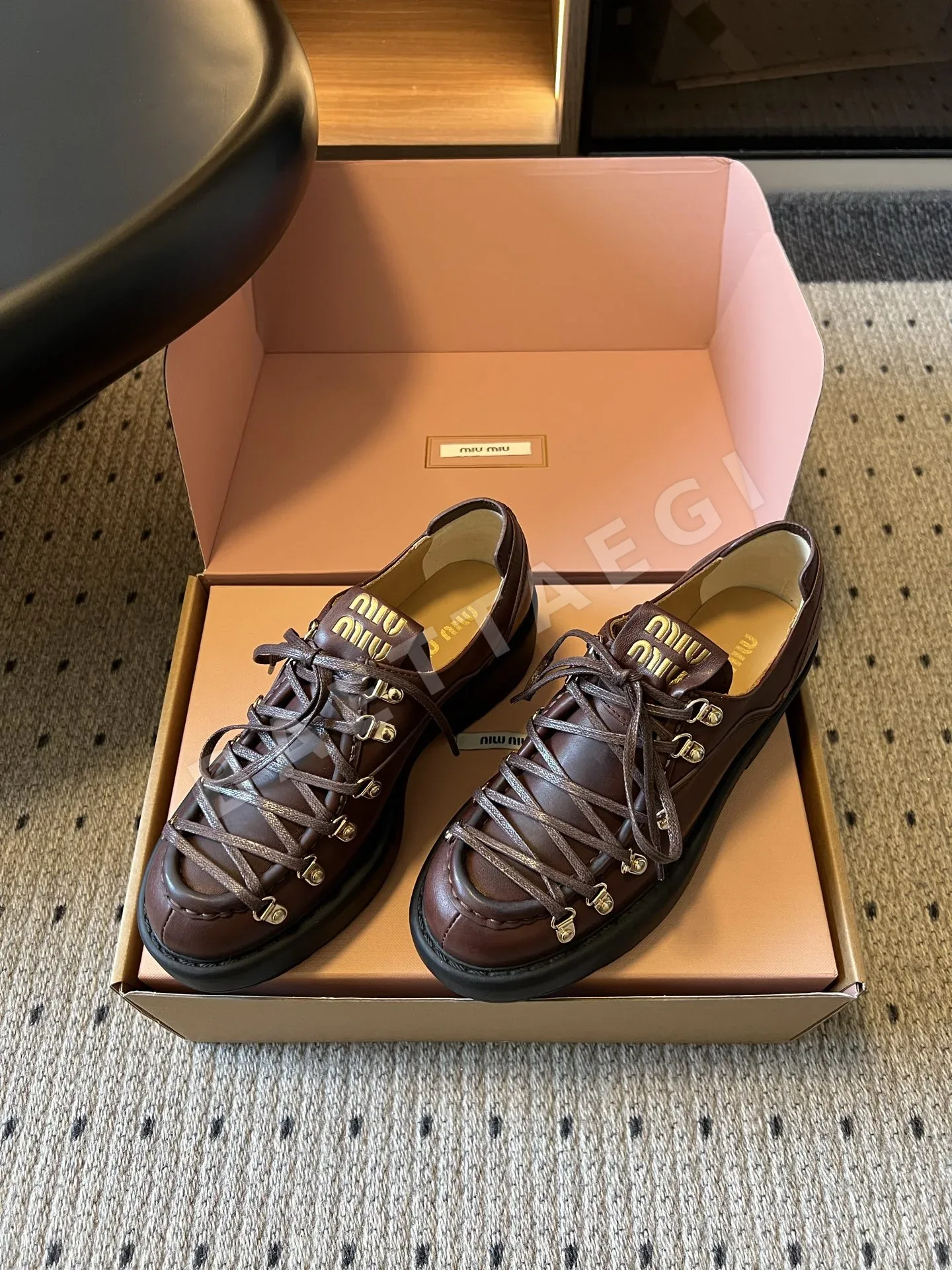 미우미우 로퍼 가죽 메탈 버클 스트랩 상세 이미지 2