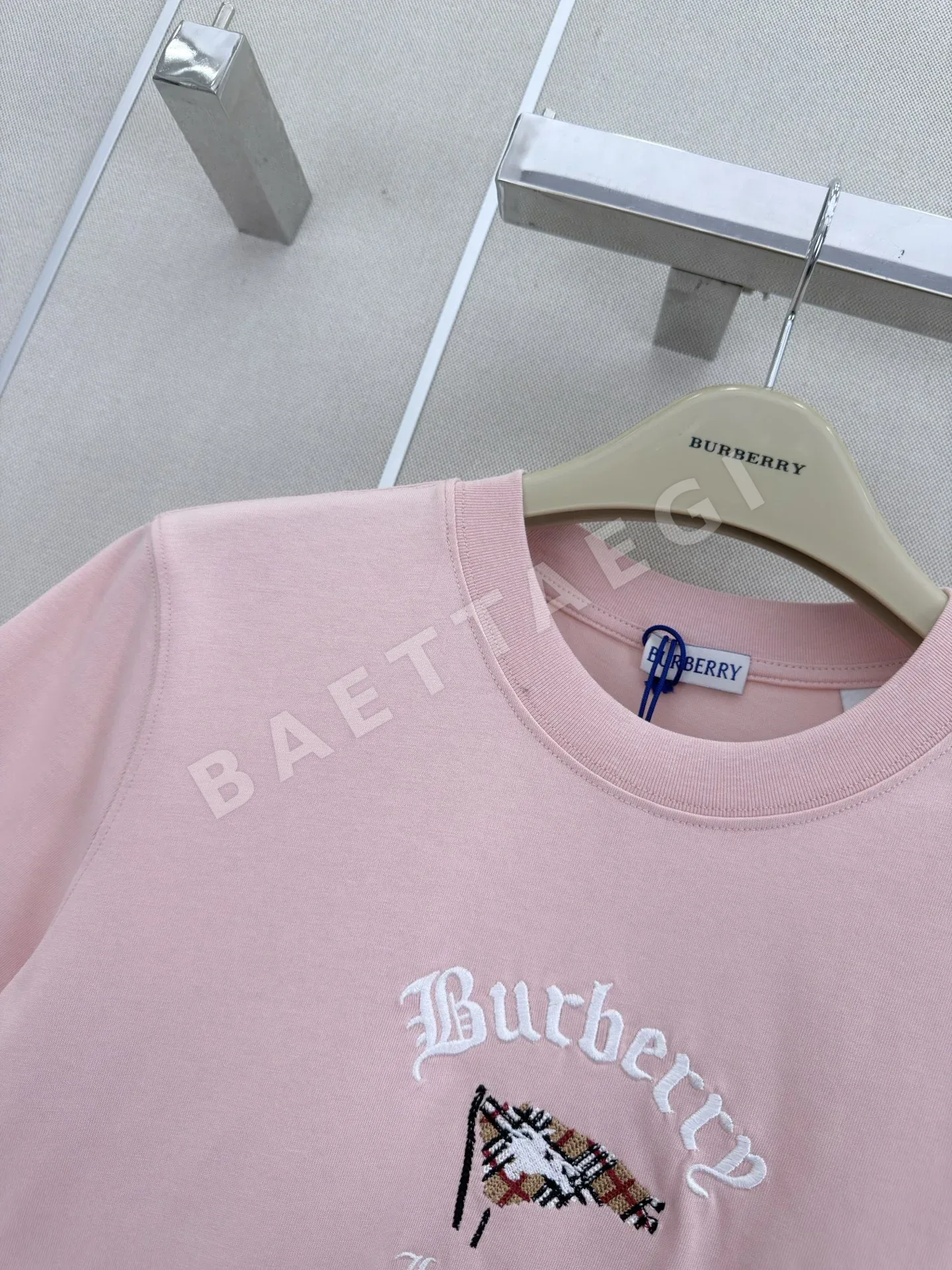 버버리 자수 크루넥 여성 반팔 티셔츠 상세 이미지 5