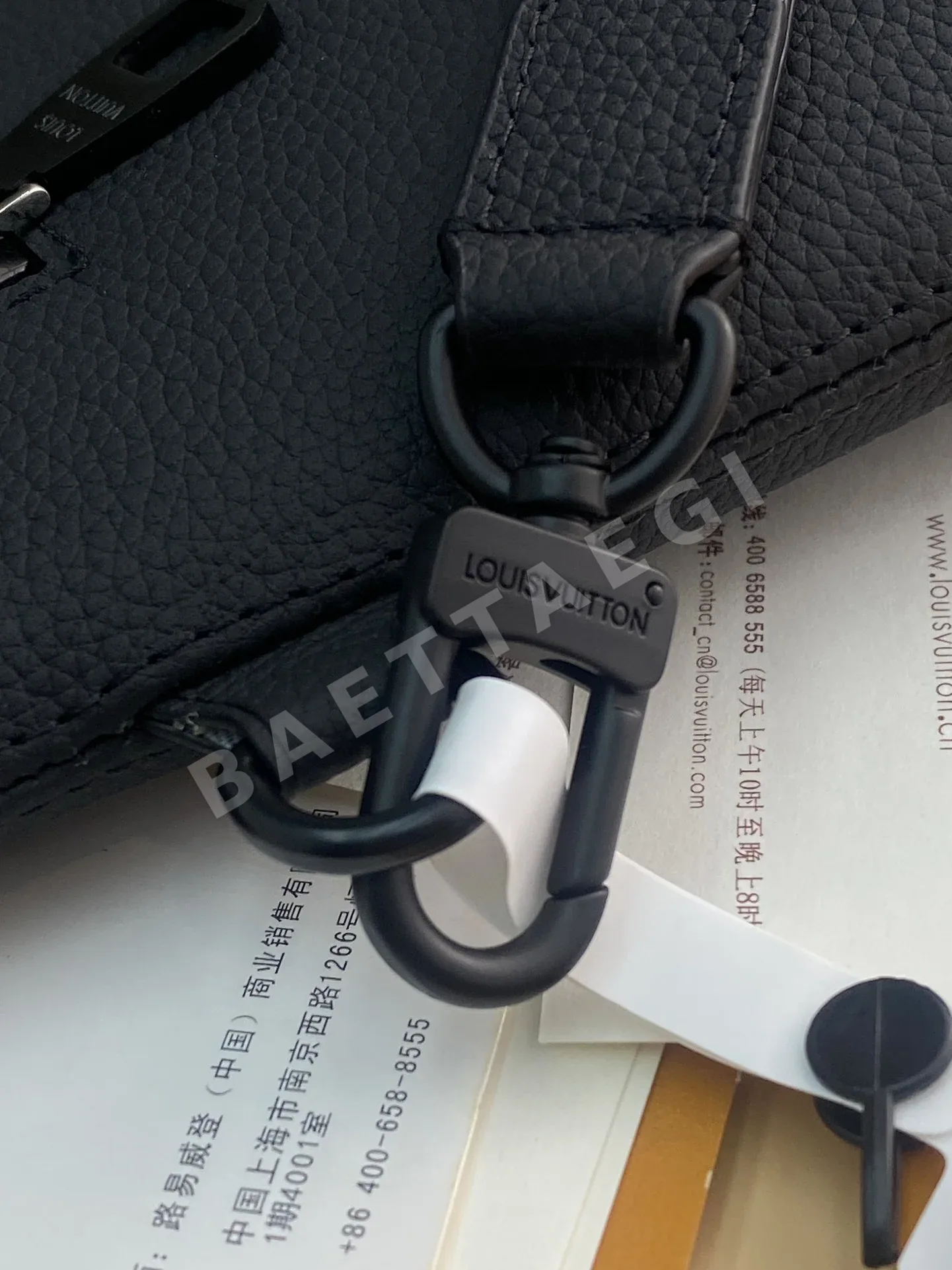 루이비통 엠보싱 로고 블랙 클러치 M25955 상세 이미지 13