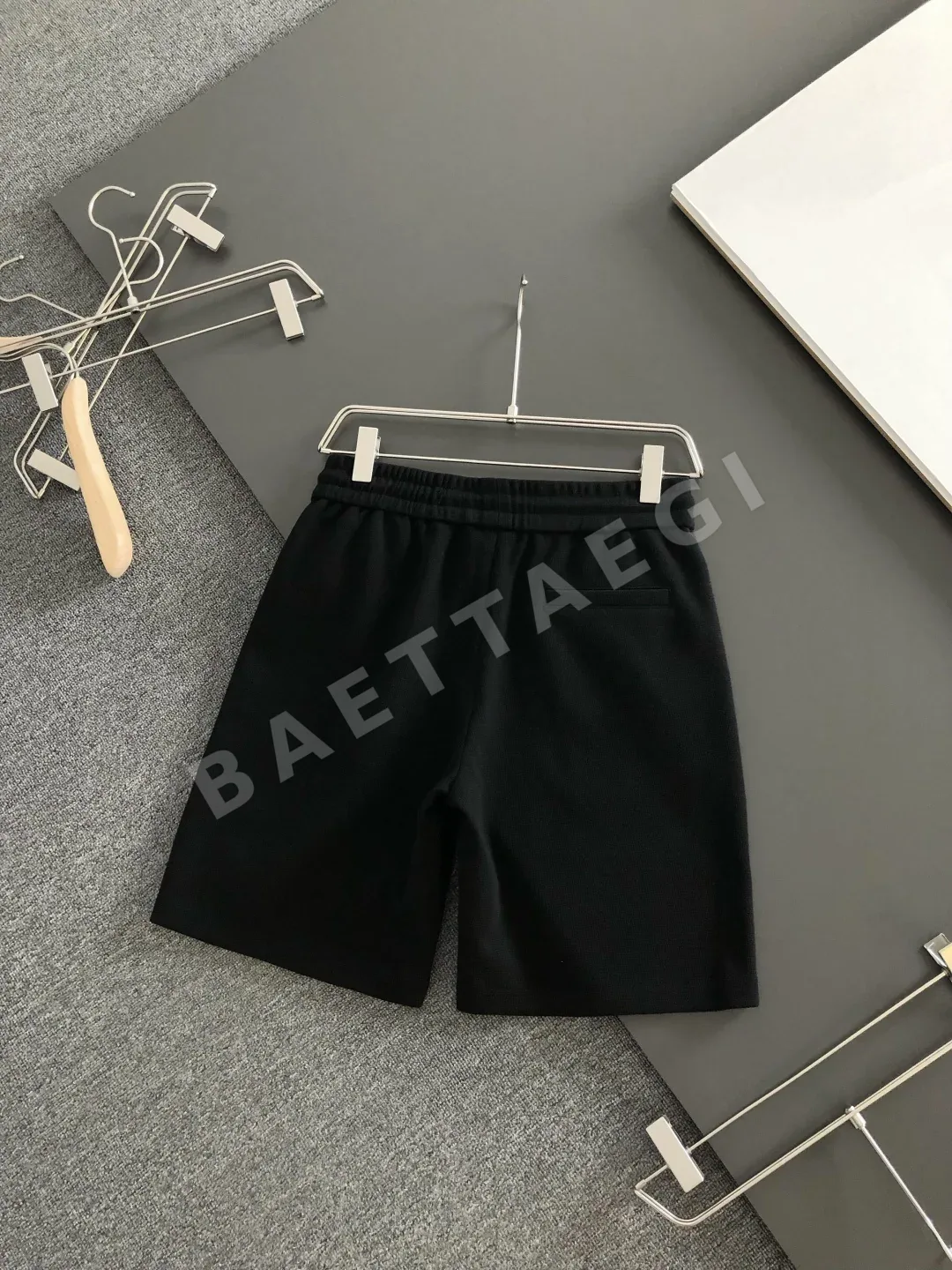 로에베 자수 로고 스트레이트 핏 남성 반바지 상세 이미지 3