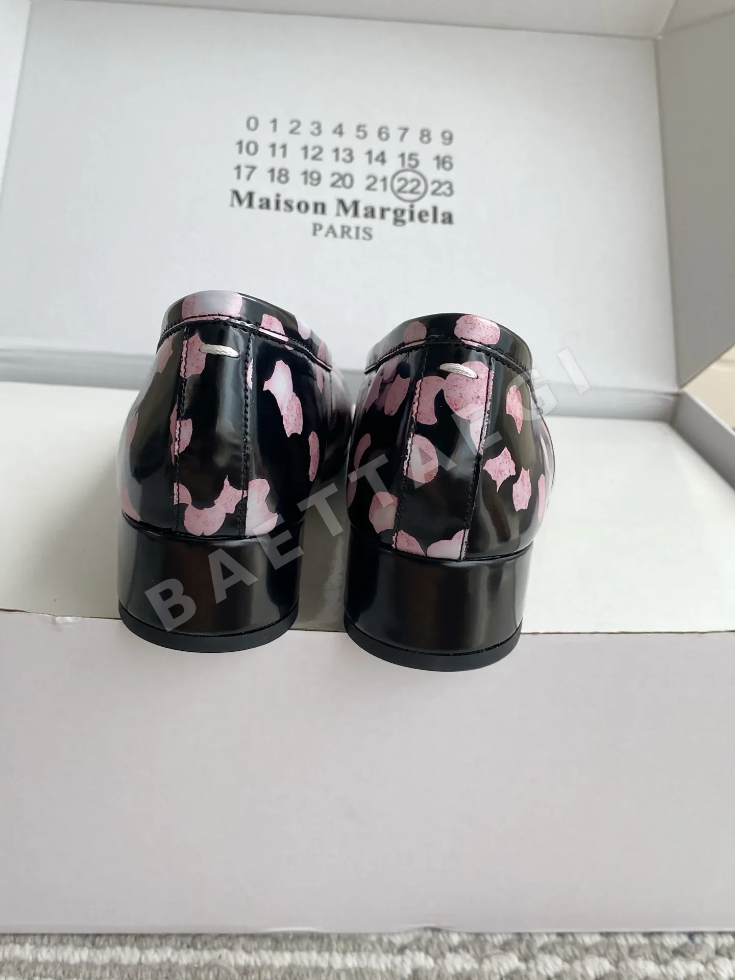마르지엘라 체리블라썸 프린트 타비 스플릿토 오픈백 샌들 상세 이미지 8