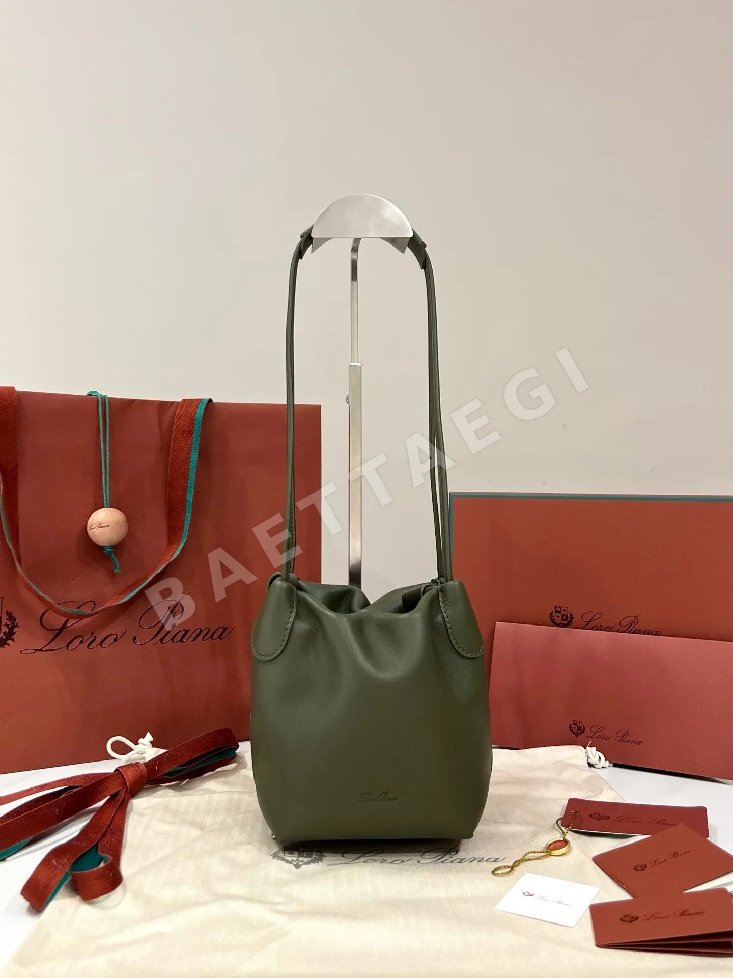 로로피아나 베일 소프티 스몰 버켓 가방 191356