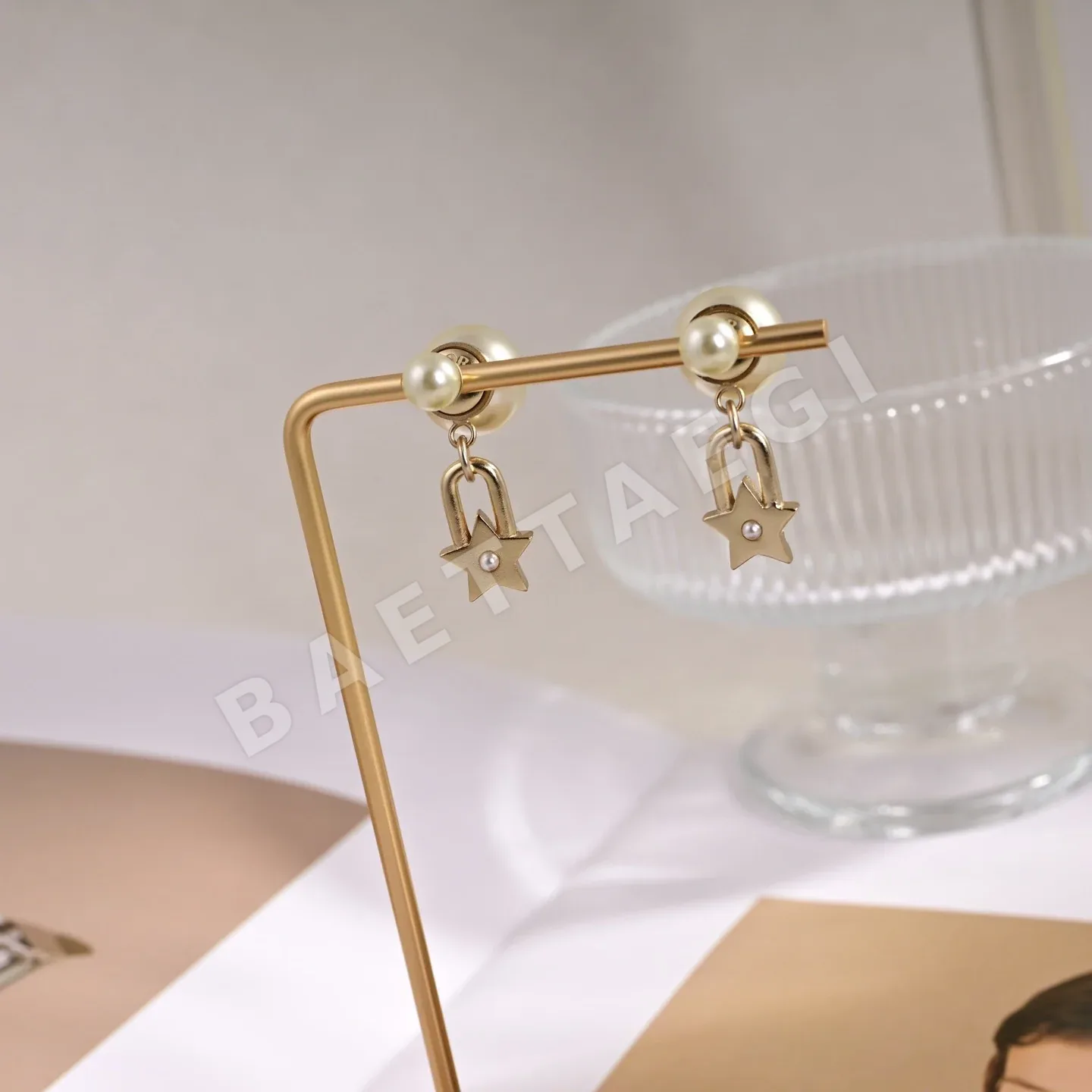 디올 메탈릭 문자 귀걸이 상세 이미지 6
