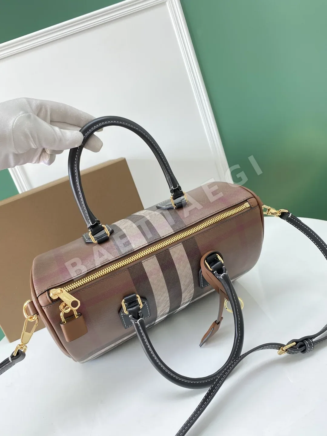 버버리 버치우드 체크 패턴 캔버스 볼링백 상세 이미지 4