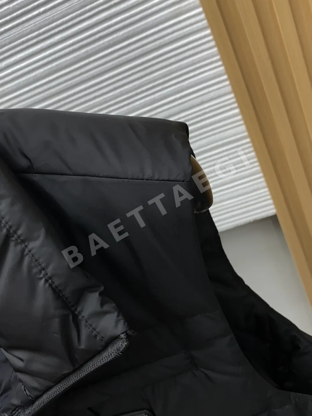프라다 화이트 덕다운 남성 조끼 상세 이미지 5