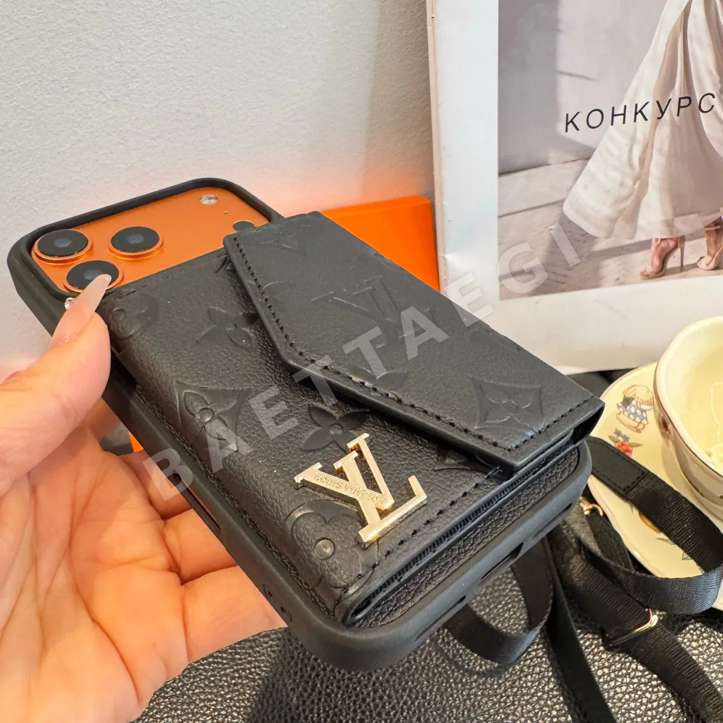 루이비통 LV 카드홀더 크로스바디 스마트폰 케이스 상세 이미지 8