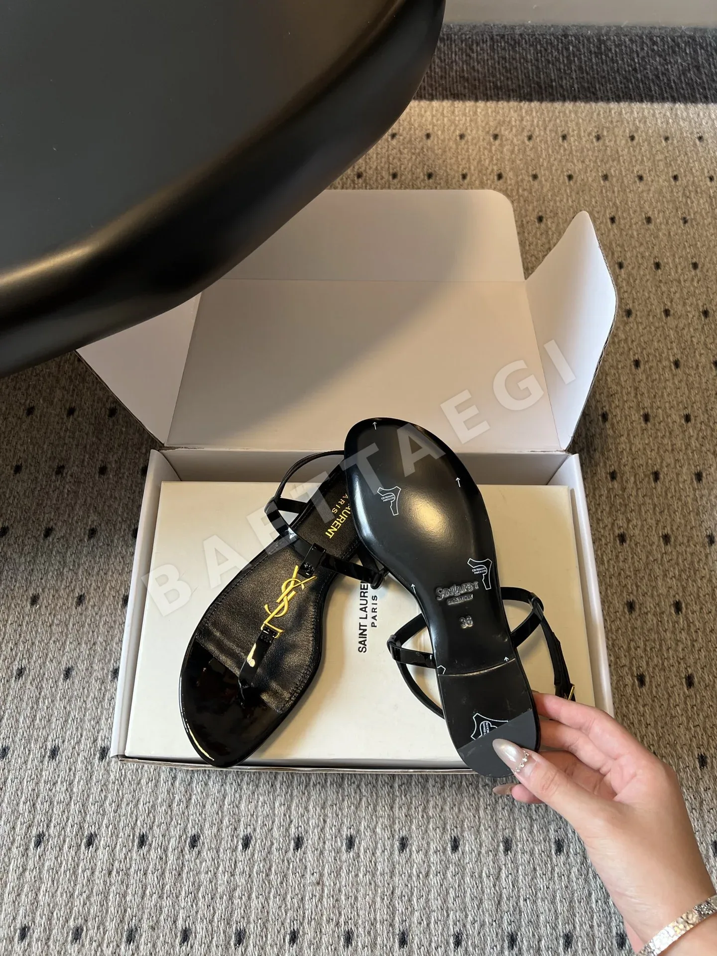 생로랑 YSL 버클 플립플롭 샌들 상세 이미지 3