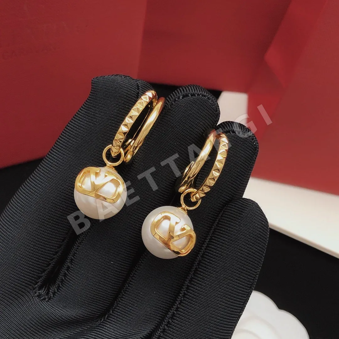 발렌티노 진주 후크 귀걸이 63624