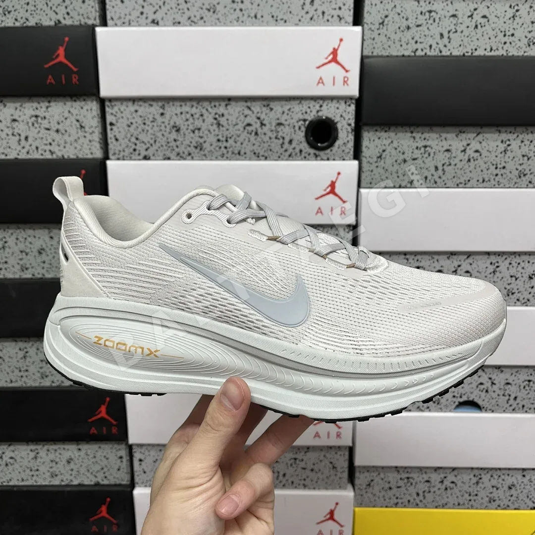 나이키 줌 보메로 18 HM6803-009 201113 Nike Zoom Vomero 18