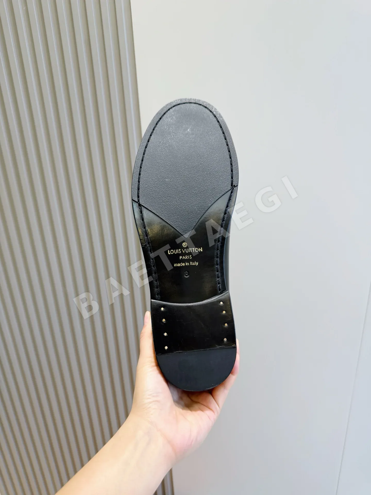루이비통 메이저 로퍼 에나멜 송아지가죽 메탈릭 가죽 트림 상세 이미지 9