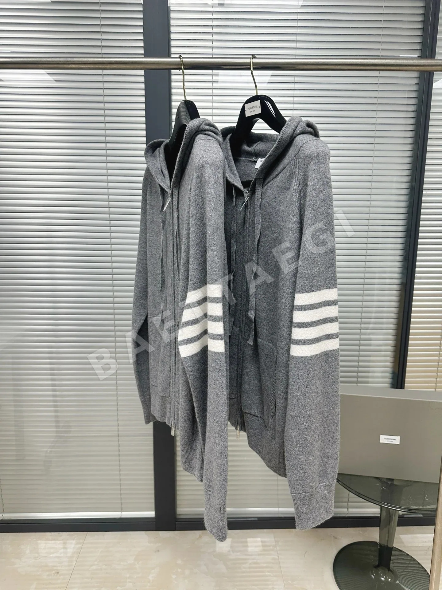 톰브라운 클래식 울 후드 남성 자켓 상세 이미지 2