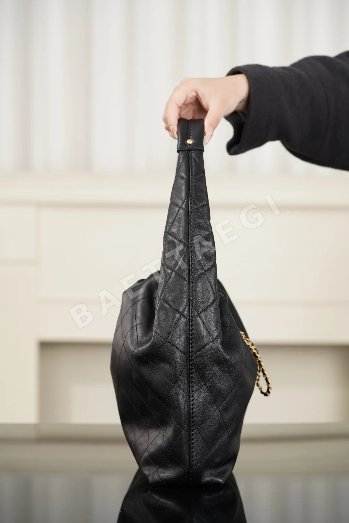 샤넬 블랙 퀼팅 호보 숄더백 상세 이미지 7