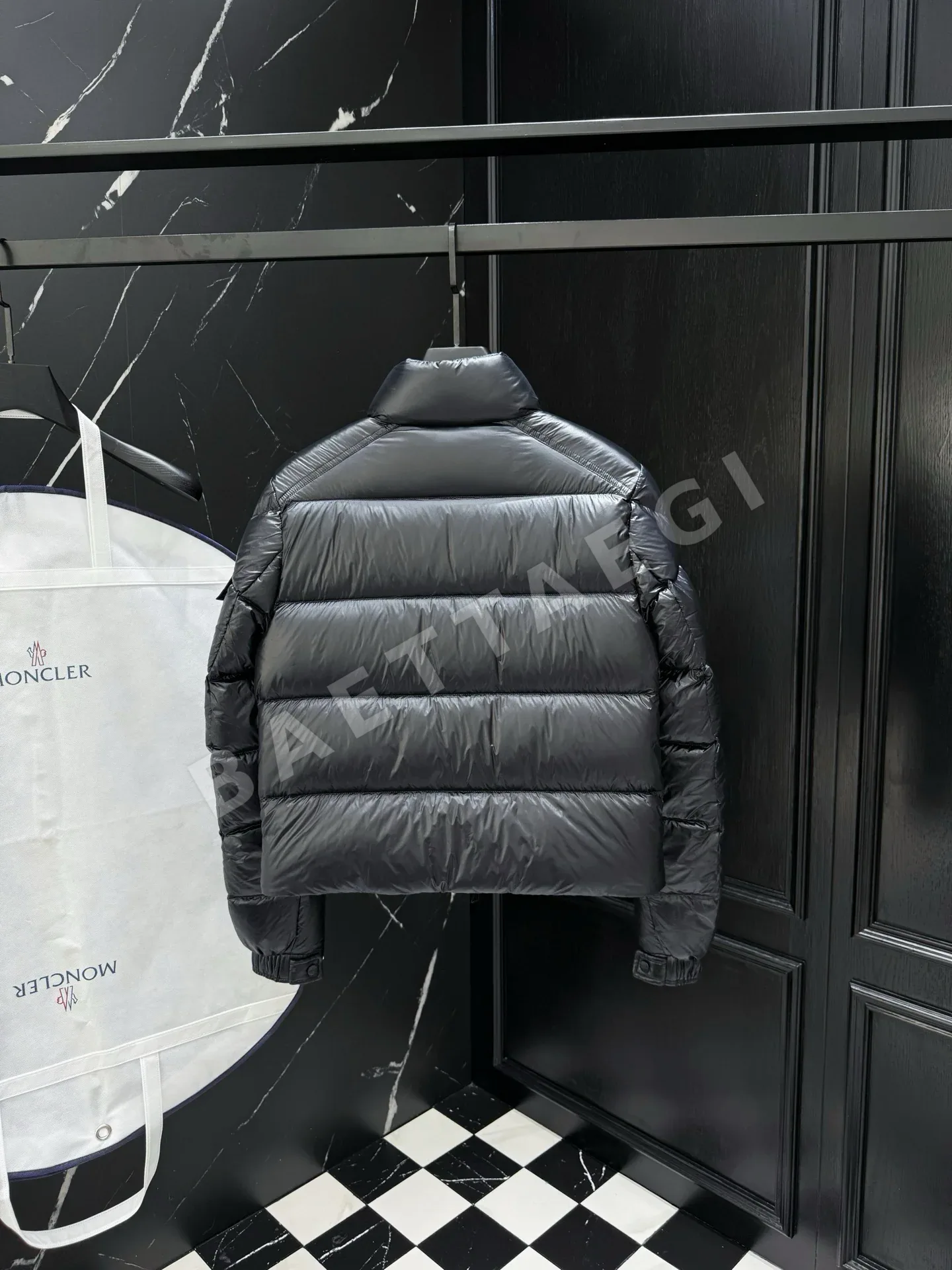 몽클레르 여성 화이트 덕다운 패딩 상세 이미지 4