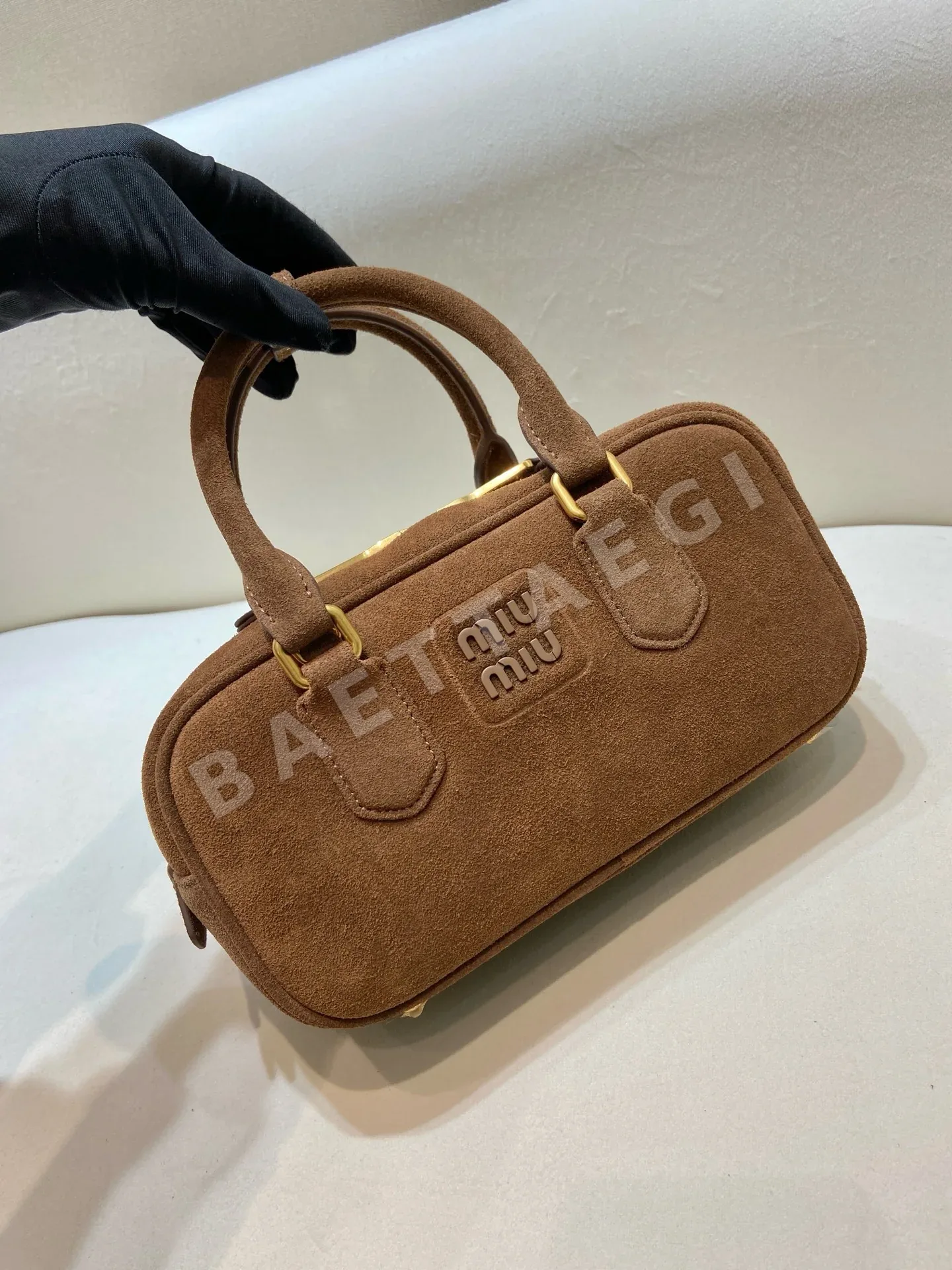 미우미우 스웨이드 패딩 볼링 백 가방 5BB142 상세 이미지 2