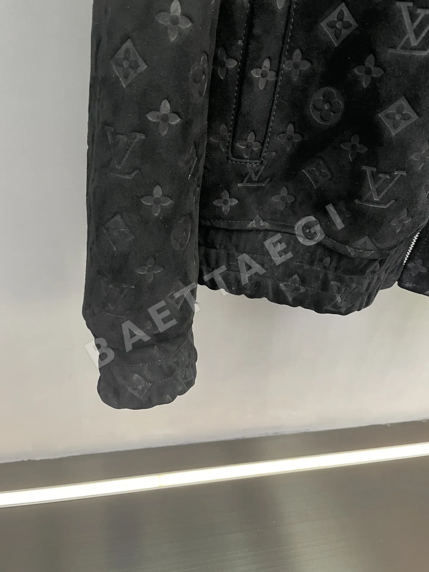 루이비통 스웨이드 모노그램 엠보스 자켓 상세 이미지 6
