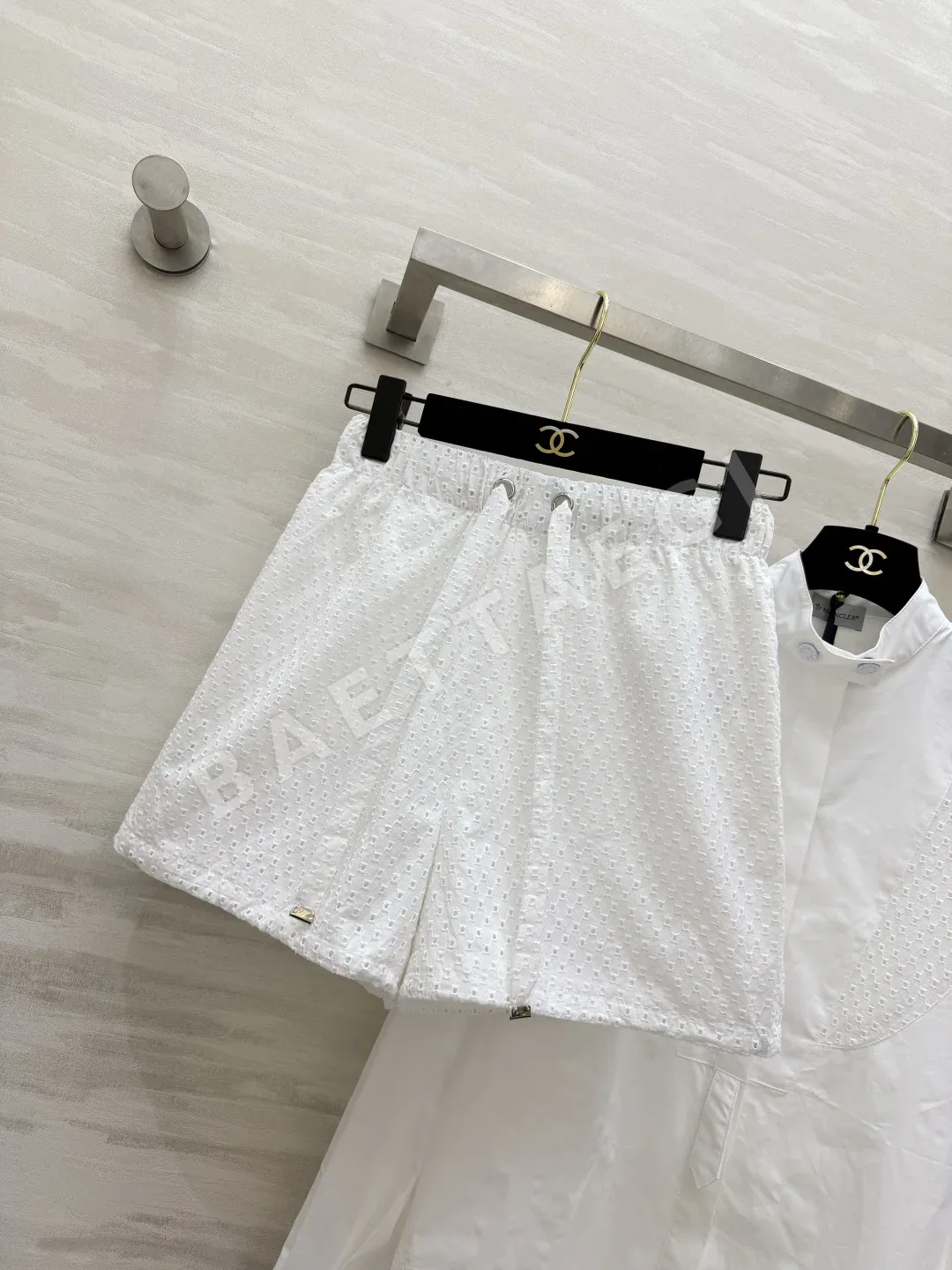 몽클레르 여성 오프 화이트 반팔 셔츠 세트 상세 이미지 8