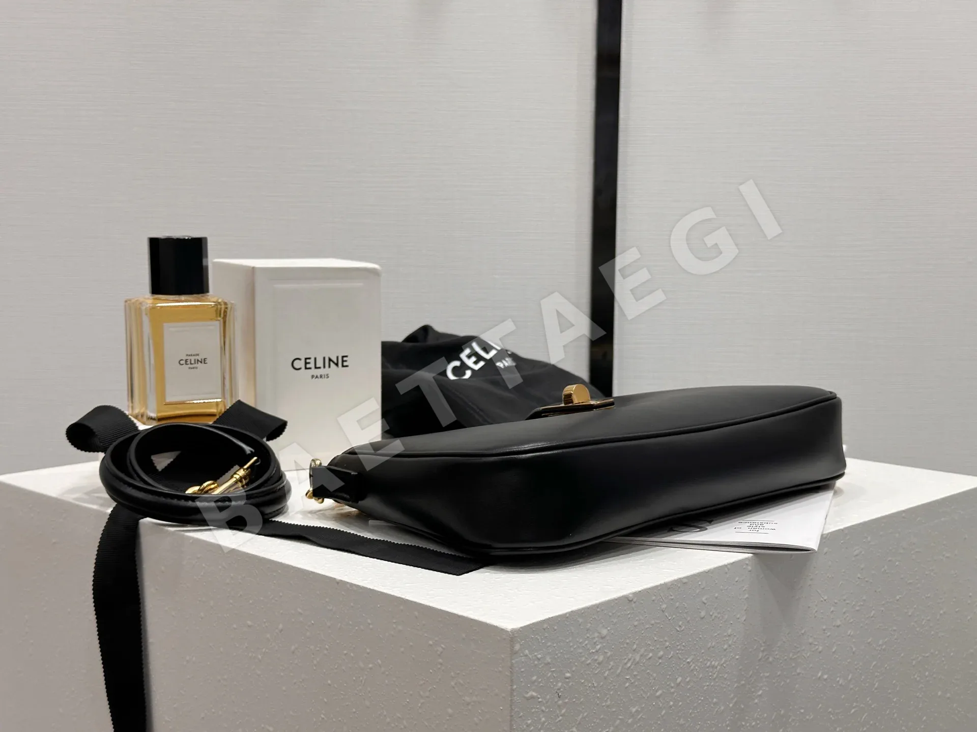 셀린느 러브 16 쇼루더백 가방 상세 이미지 9