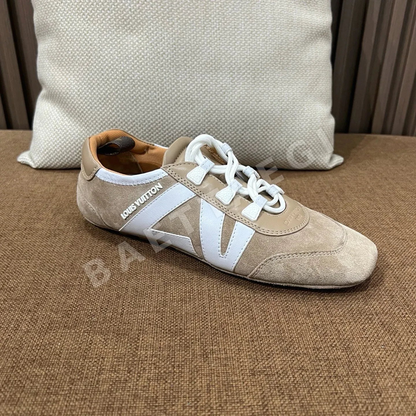 루이비통 스니커즈 램스킨 모노그램 LV 로고 상세 이미지 6