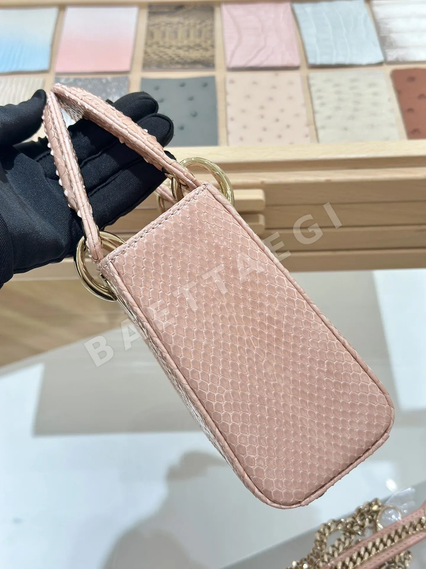 디올 스네이크스킨 파우치 상세 이미지 5
