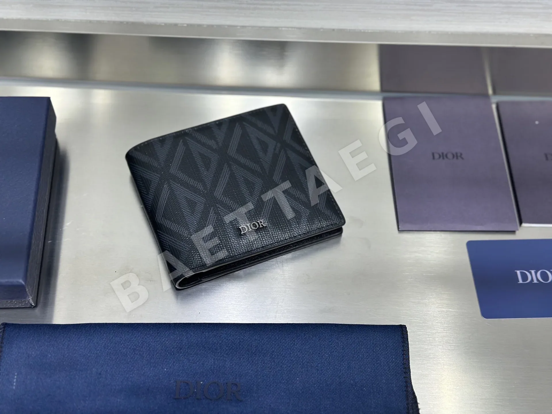 디올 CD 로고 그레인 카프스킨 이중 접이식 지갑 상세 이미지 1