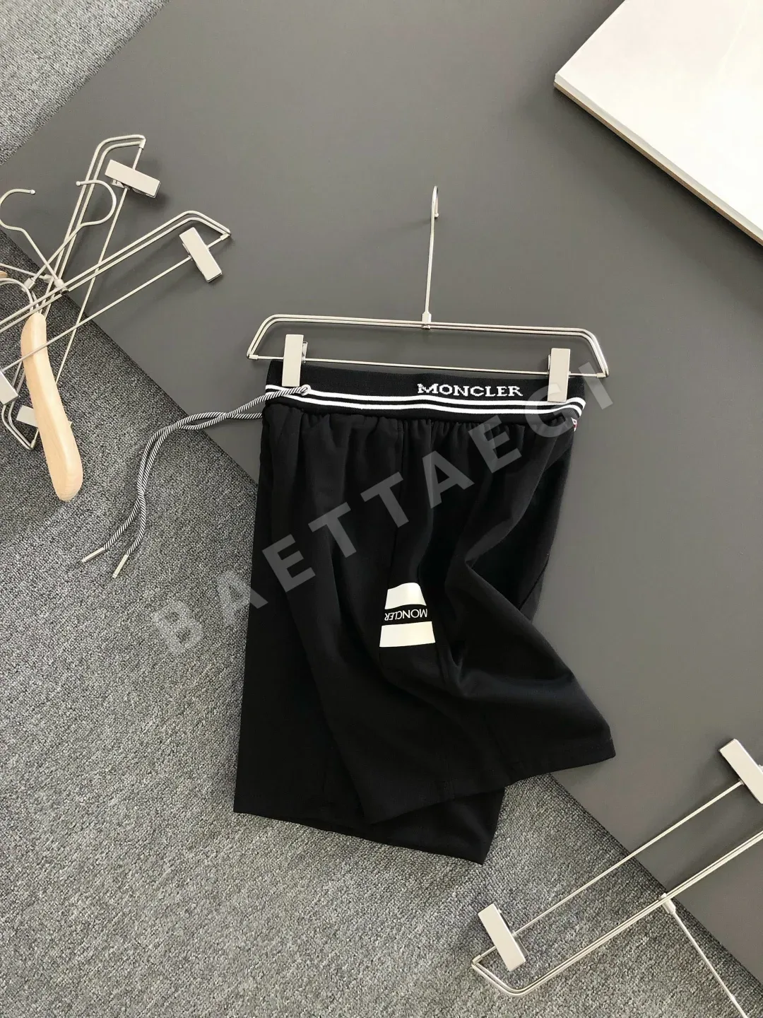 몽클레르 남성 자수 반바지 상세 이미지 2