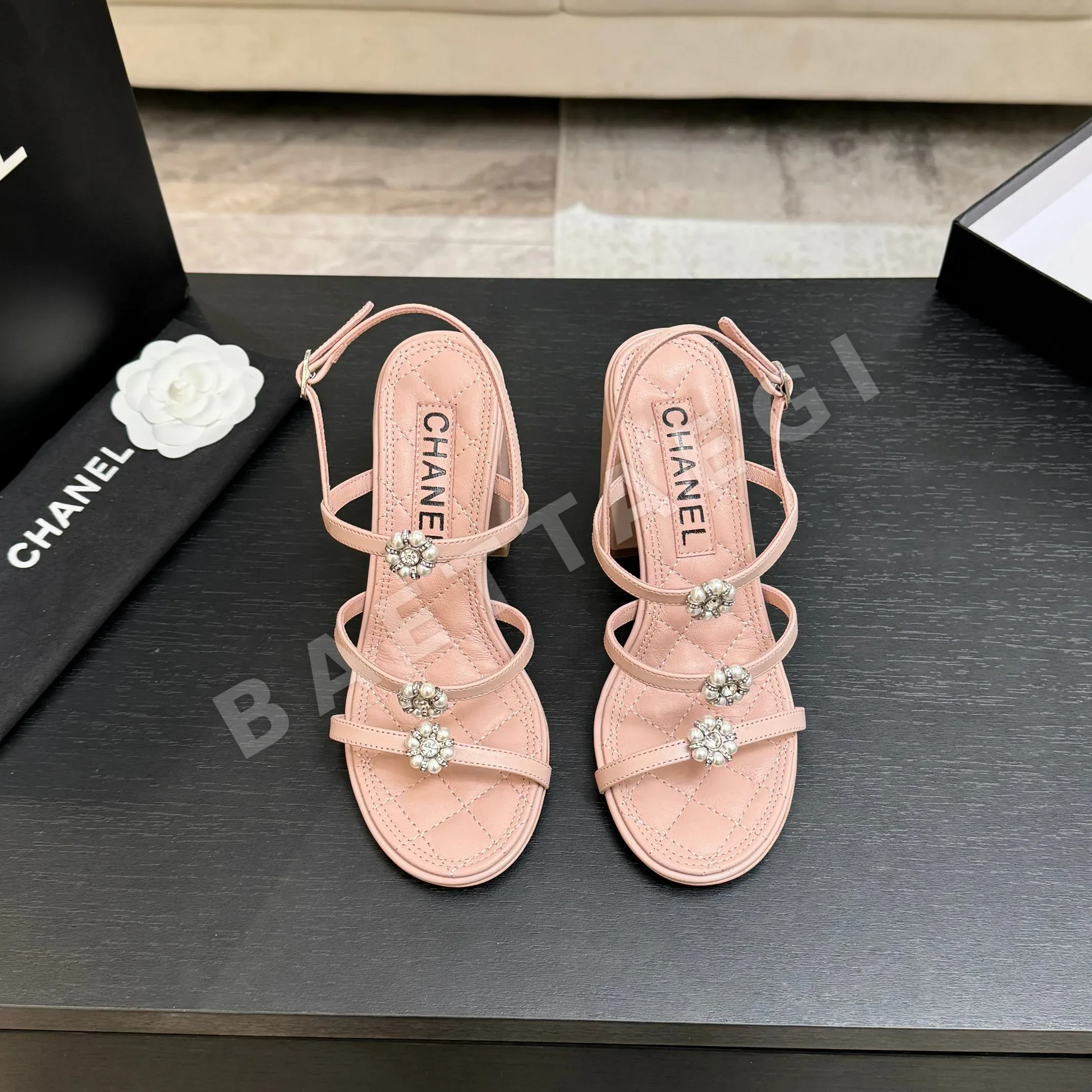 샤넬 동백꽃 진주 장식 청키힐 샌들 42154