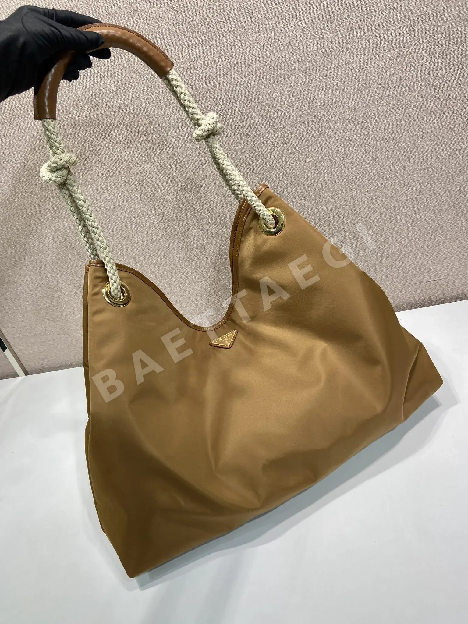 프라다 리사이클 나일론 대형 토트백 1BC244 상세 이미지 2