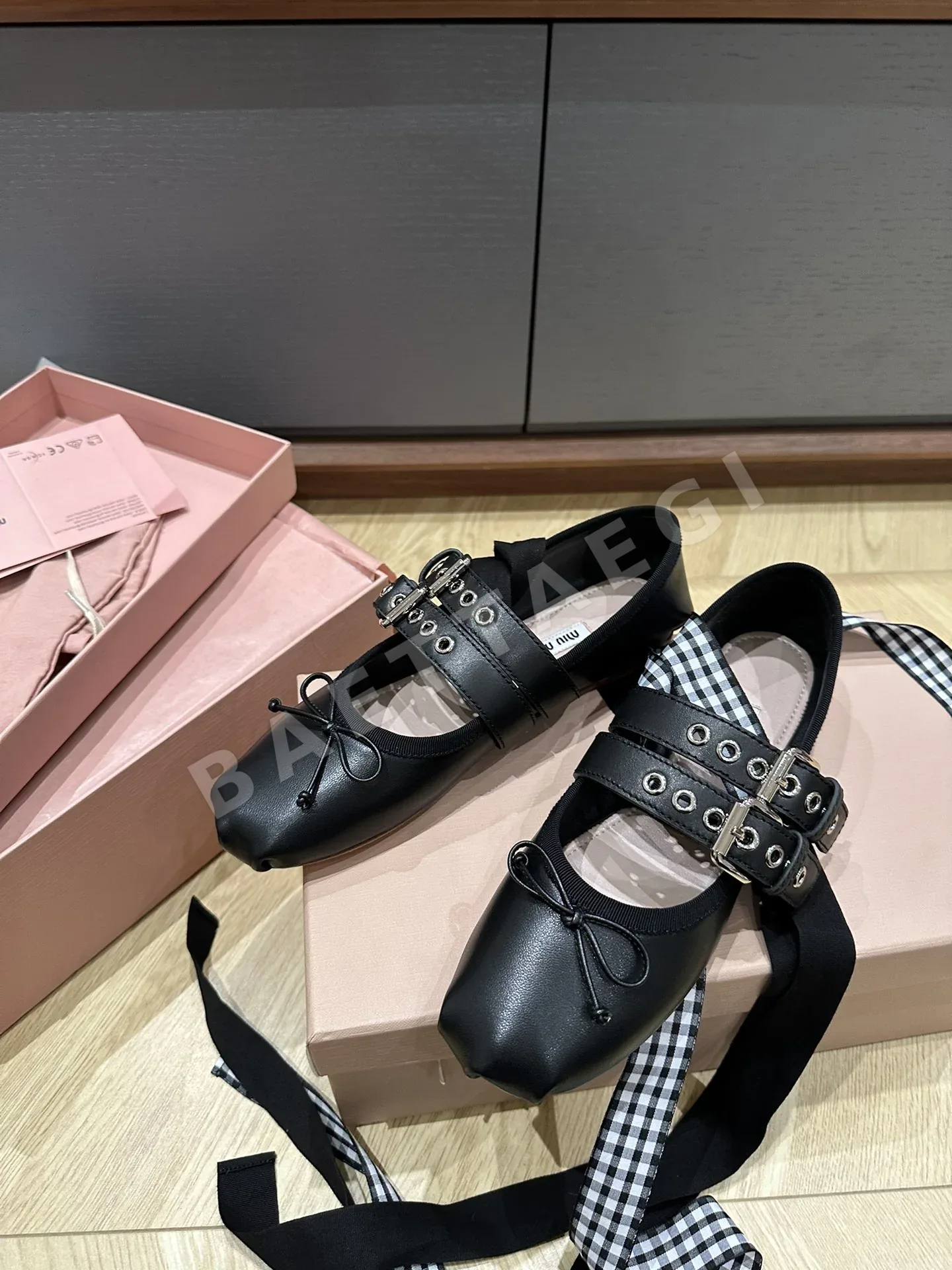 미우미우 클래식 레이스업 신발 24157