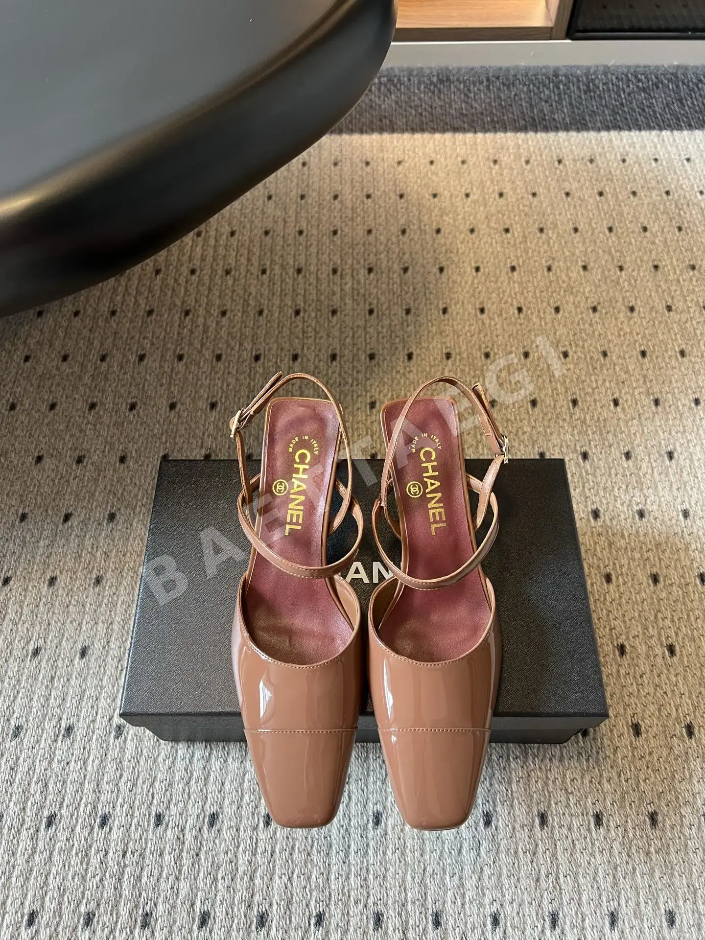 샤넬 스퀘어토 에나멜 백스트랩 샌들 상세 이미지 1