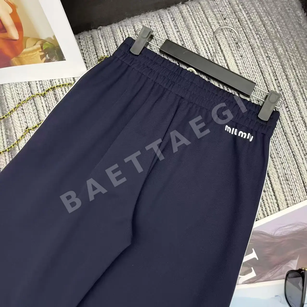 미우미우 하프 집 반소매 스웨트 셔츠 + 허리 밴딩 캐주얼 팬츠 세트 상세 이미지 7