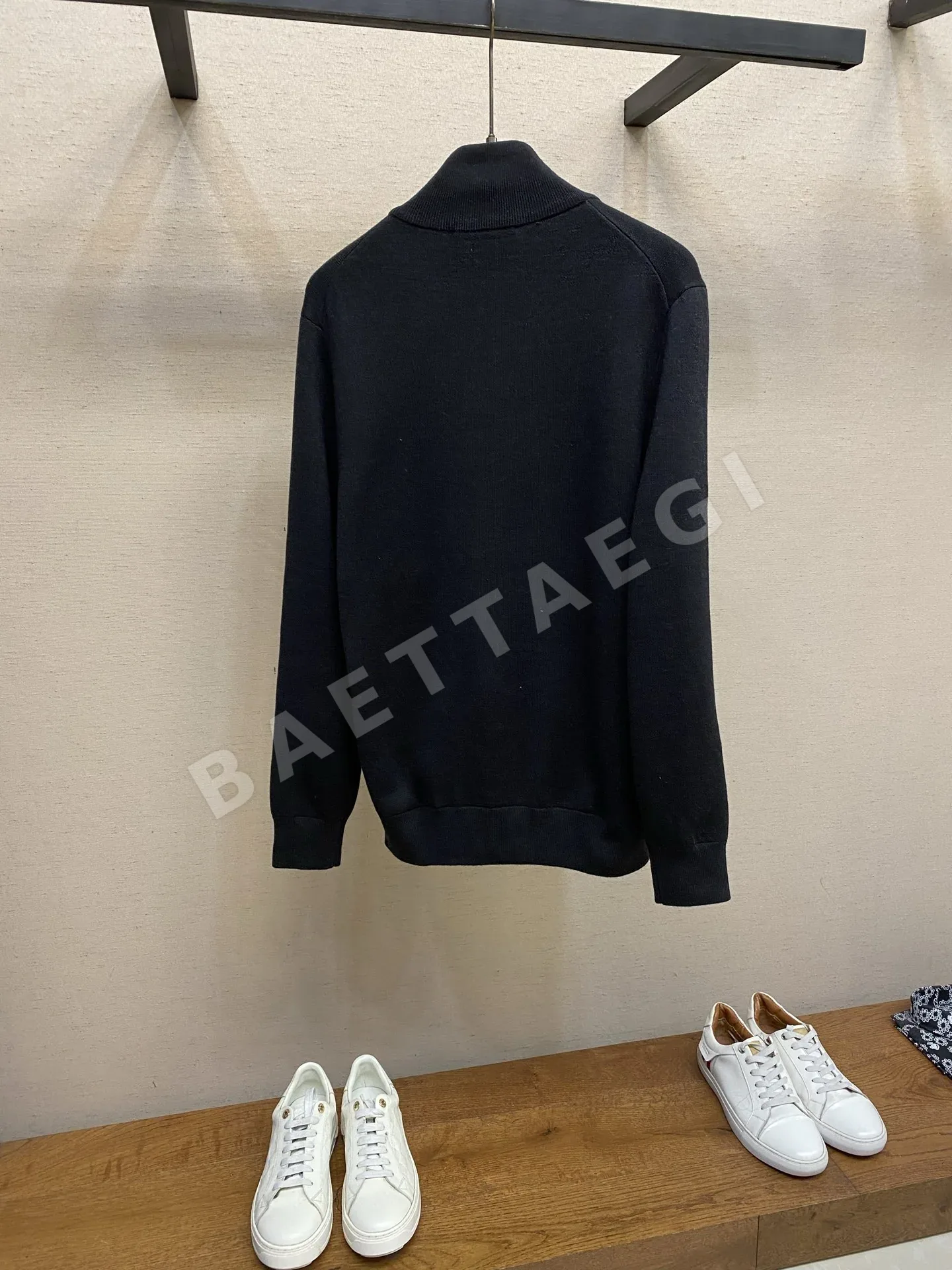 루이비통 메탈 레터 로고 울 니트 스탠드 카라 자켓 상세 이미지 2