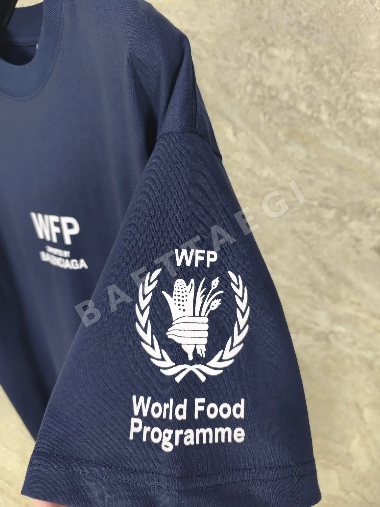 발렌시아가 WFP 프린트 남성 반팔 티셔츠 상세 이미지 5