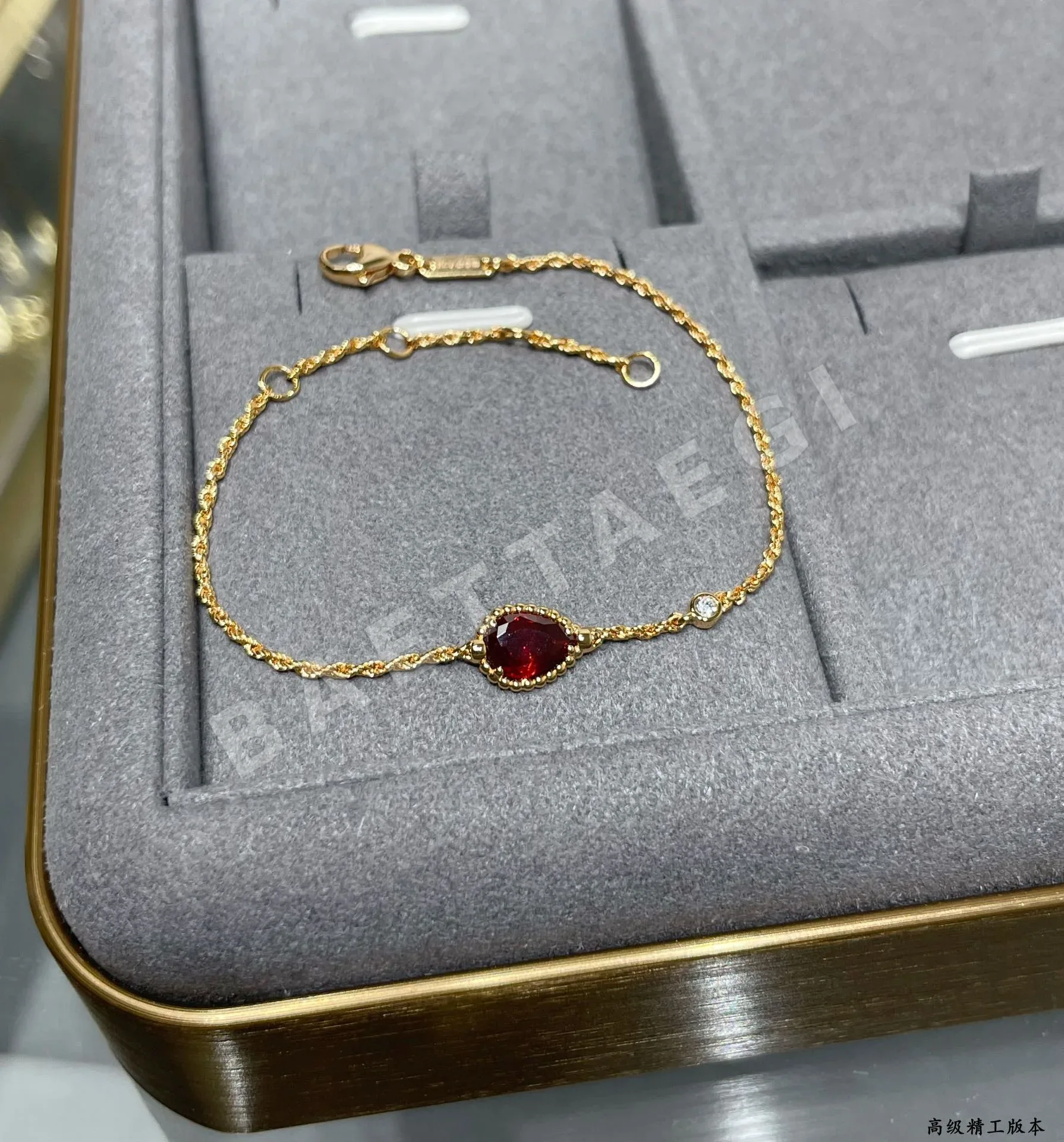 부쉐론 로즈 가넷 티어드롭 팔찌 상세 이미지 4