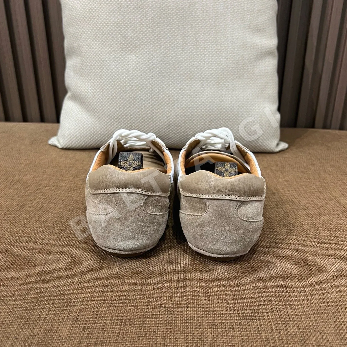 루이비통 스니커즈 램스킨 모노그램 LV 로고 상세 이미지 8