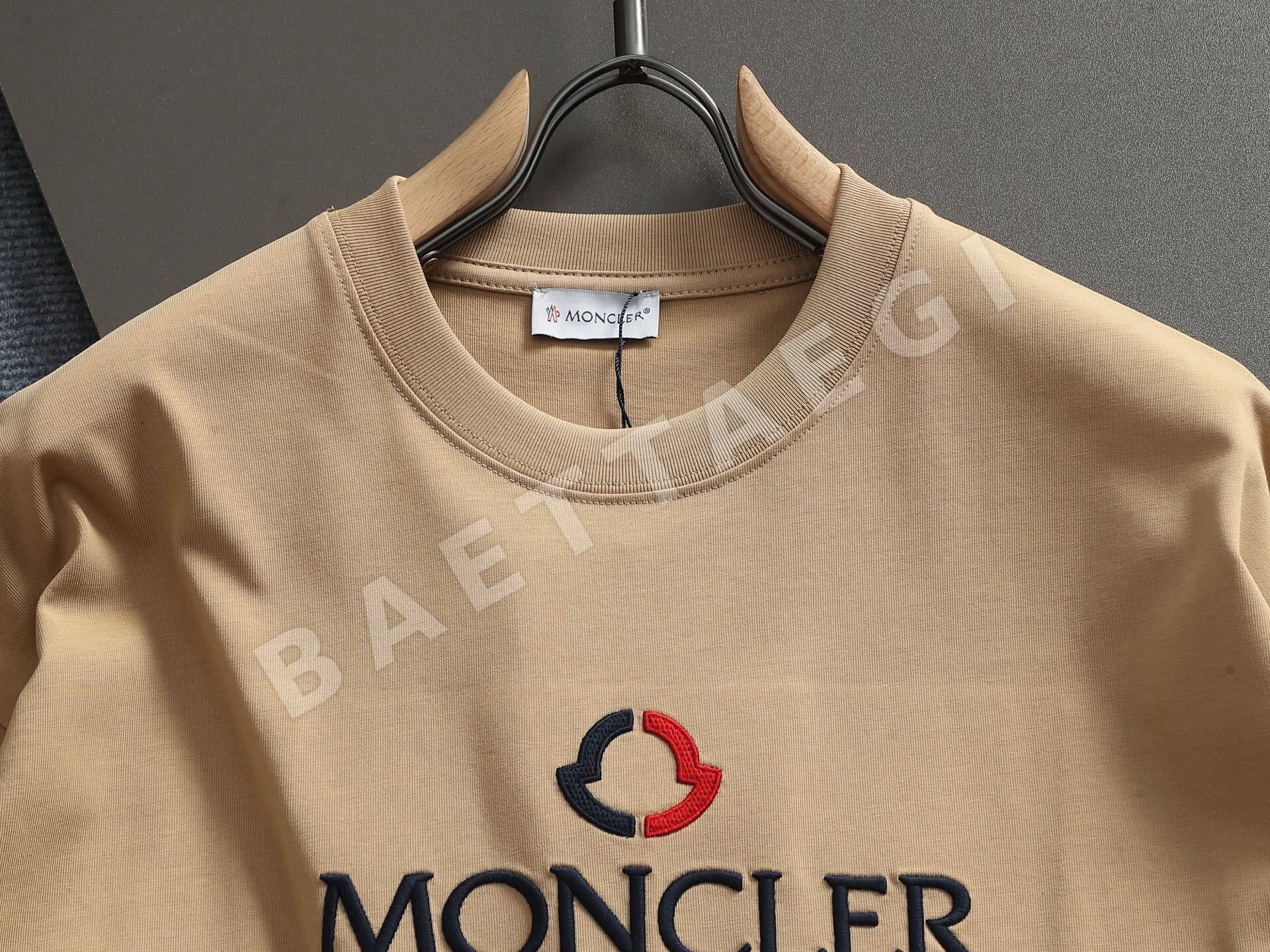 몽클레르 로고 자수 남성 반팔 티셔츠 상세 이미지 2