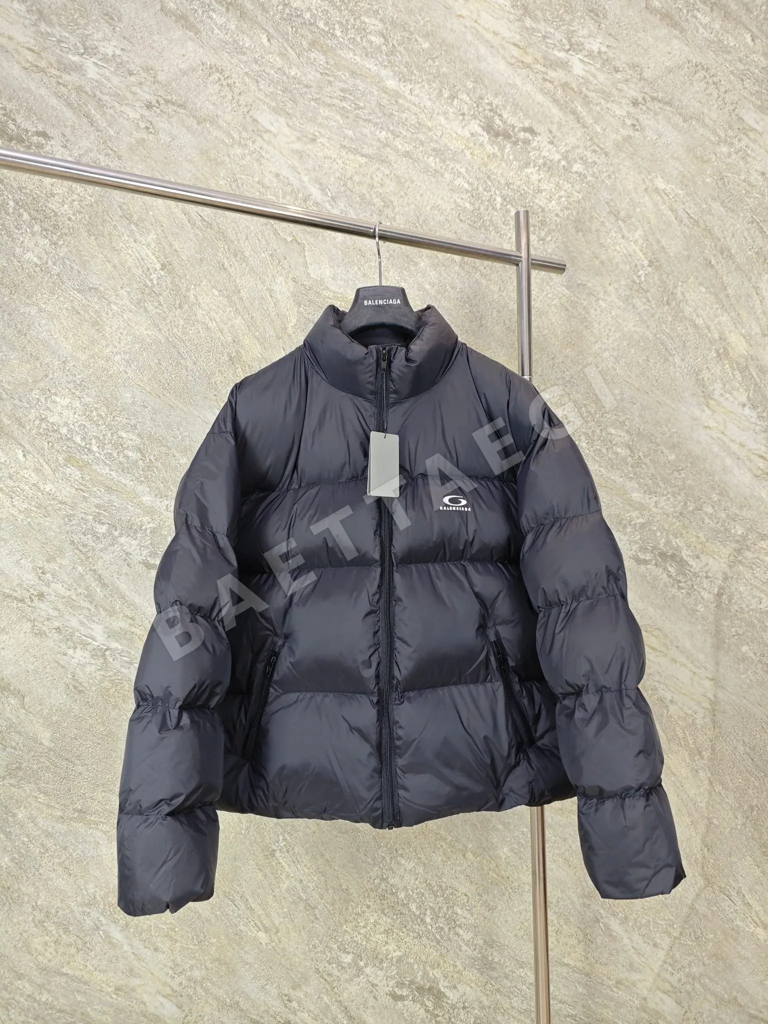 발렌시아가 스탠다드 푸퍼 패딩 25FW