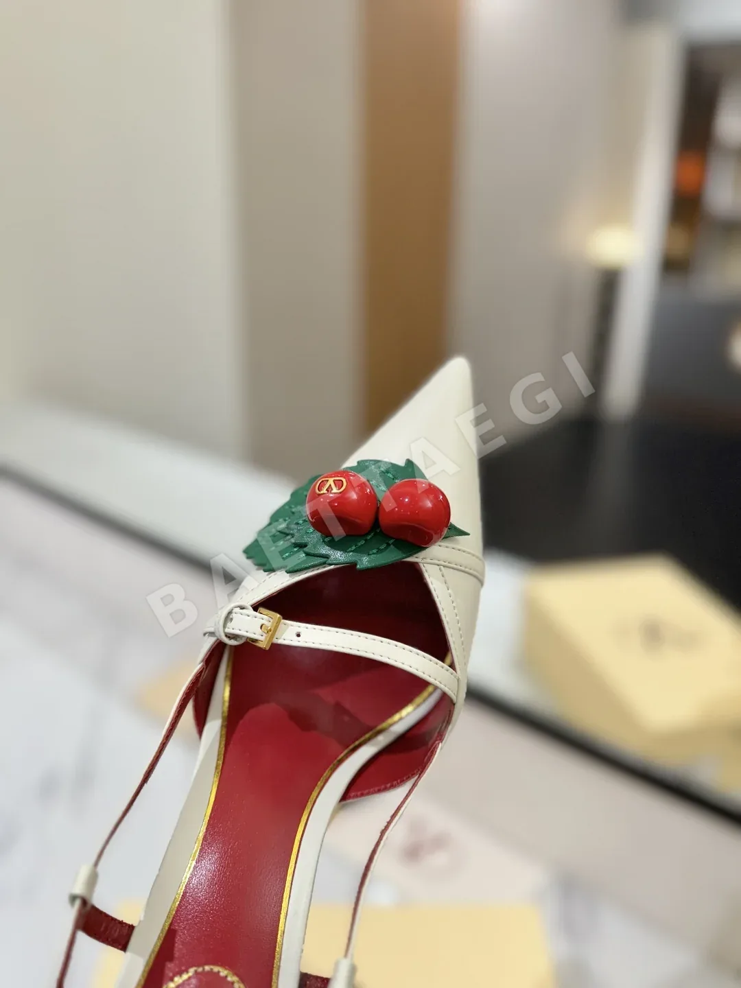 발렌티노 V 버클 벚꽃 샌들 상세 이미지 6