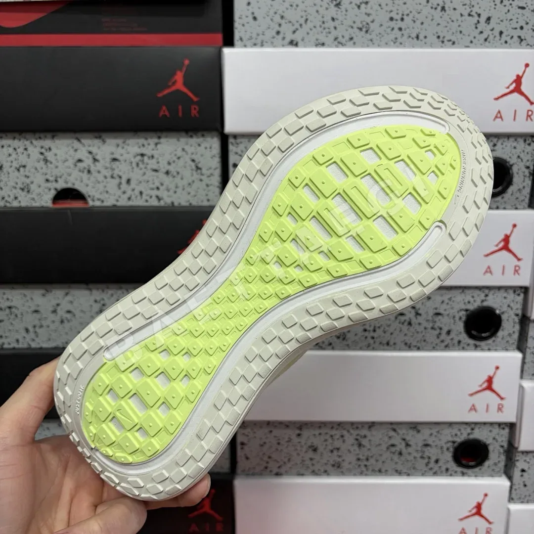 나이키 [GT] 보메로 플러스 HV8154-103 201152 Nike Vomero Plus Barely Volt 상세 이미지 3