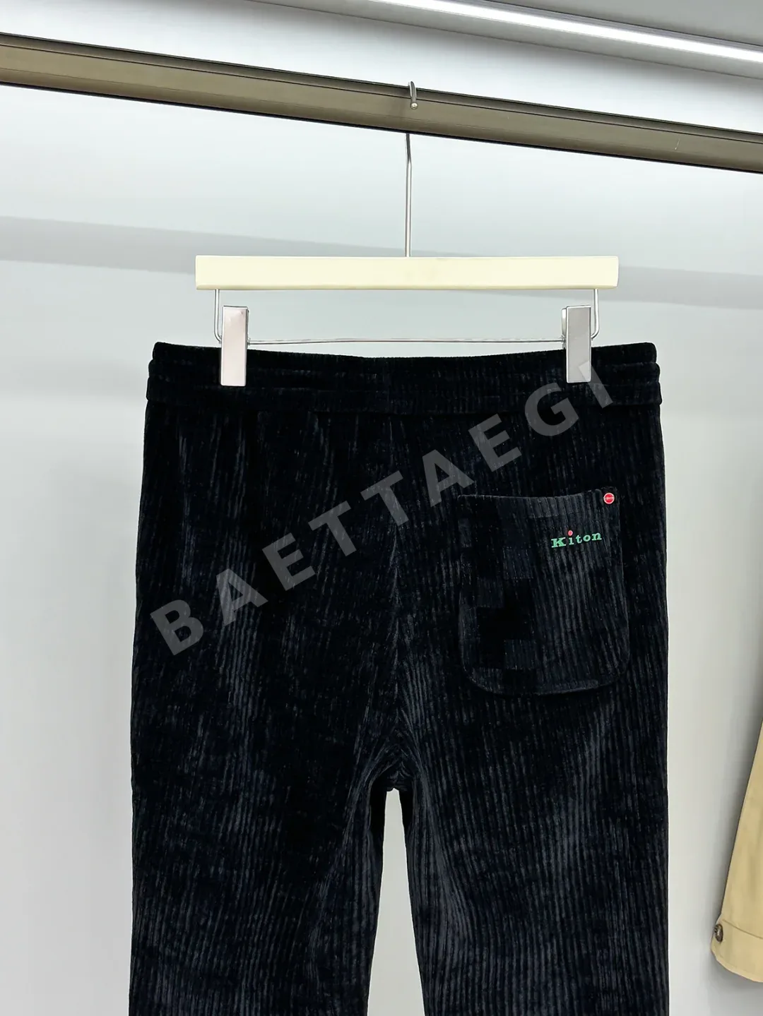 키톤 블랙 코듀로이 스트라이프 드로스트링 남성 바지 상세 이미지 8