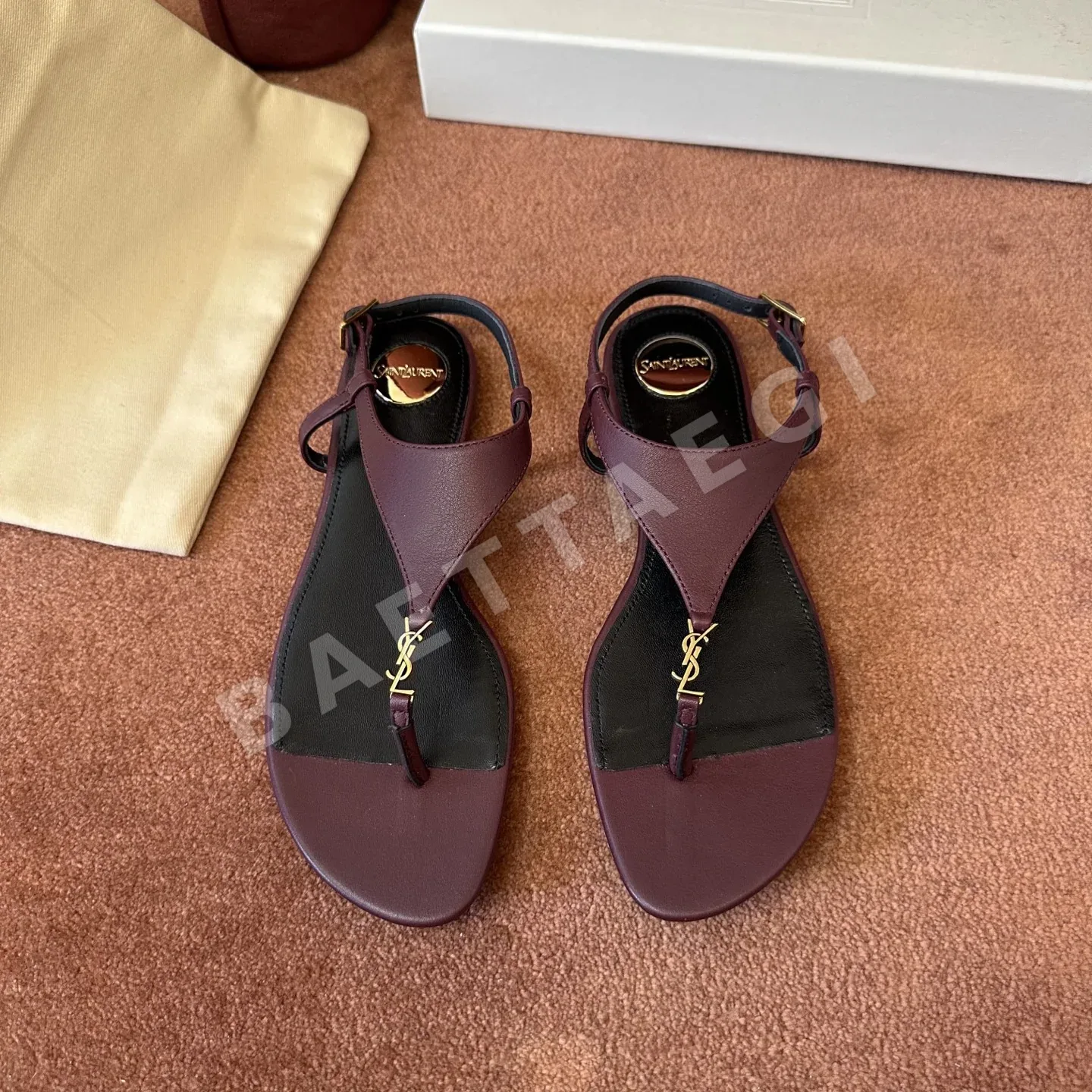 생로랑 금장 장식 하이힐 신발 129300