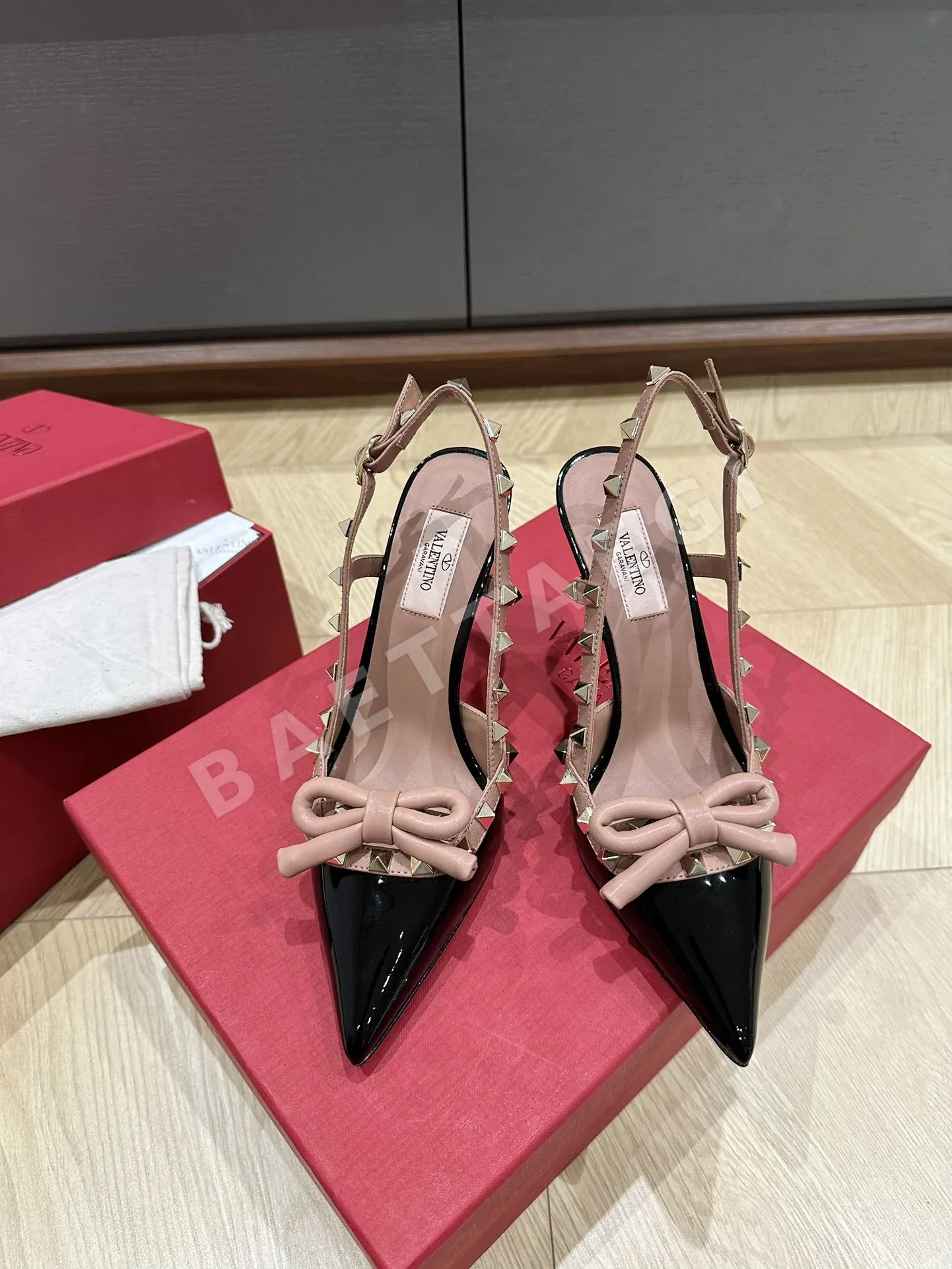 발렌티노 오픈 백 보우 펌프스 24614