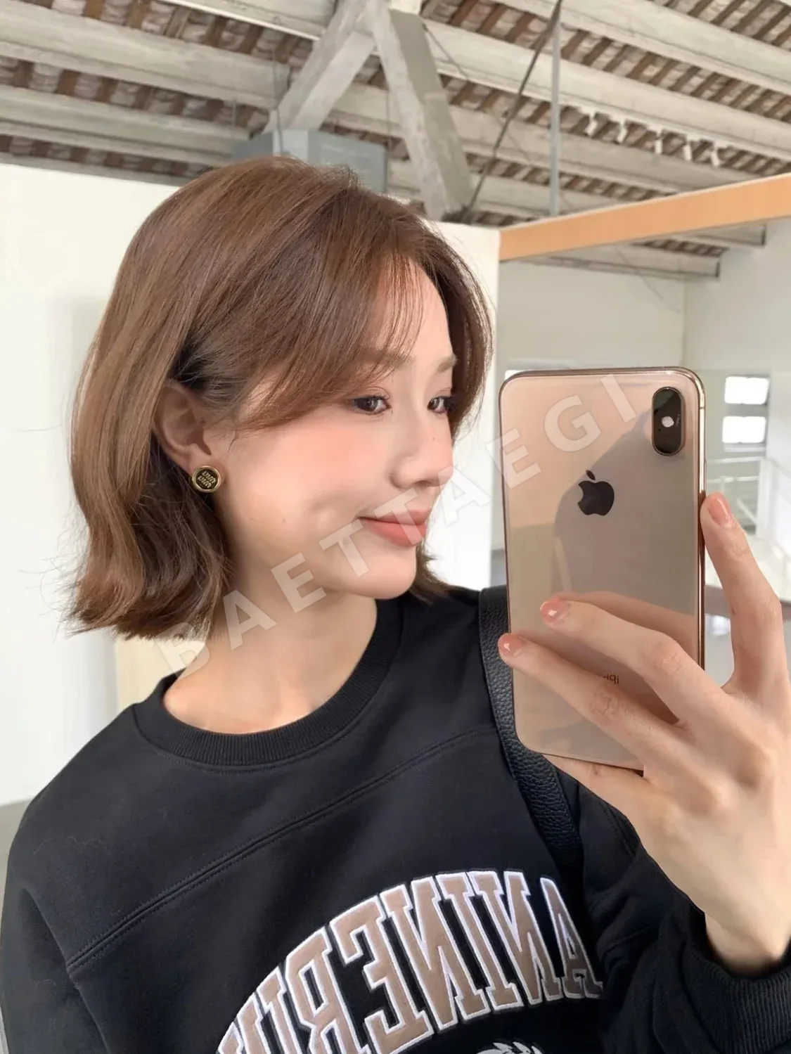 미우미우 블랙 에나멜 금속 버튼 귀걸이 상세 이미지 9