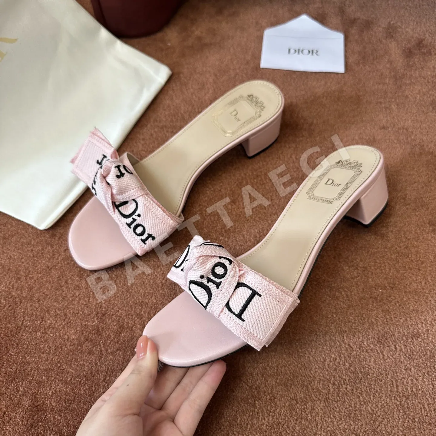 디올 로고 자수 캔버스 플랫 샌들 상세 이미지 8