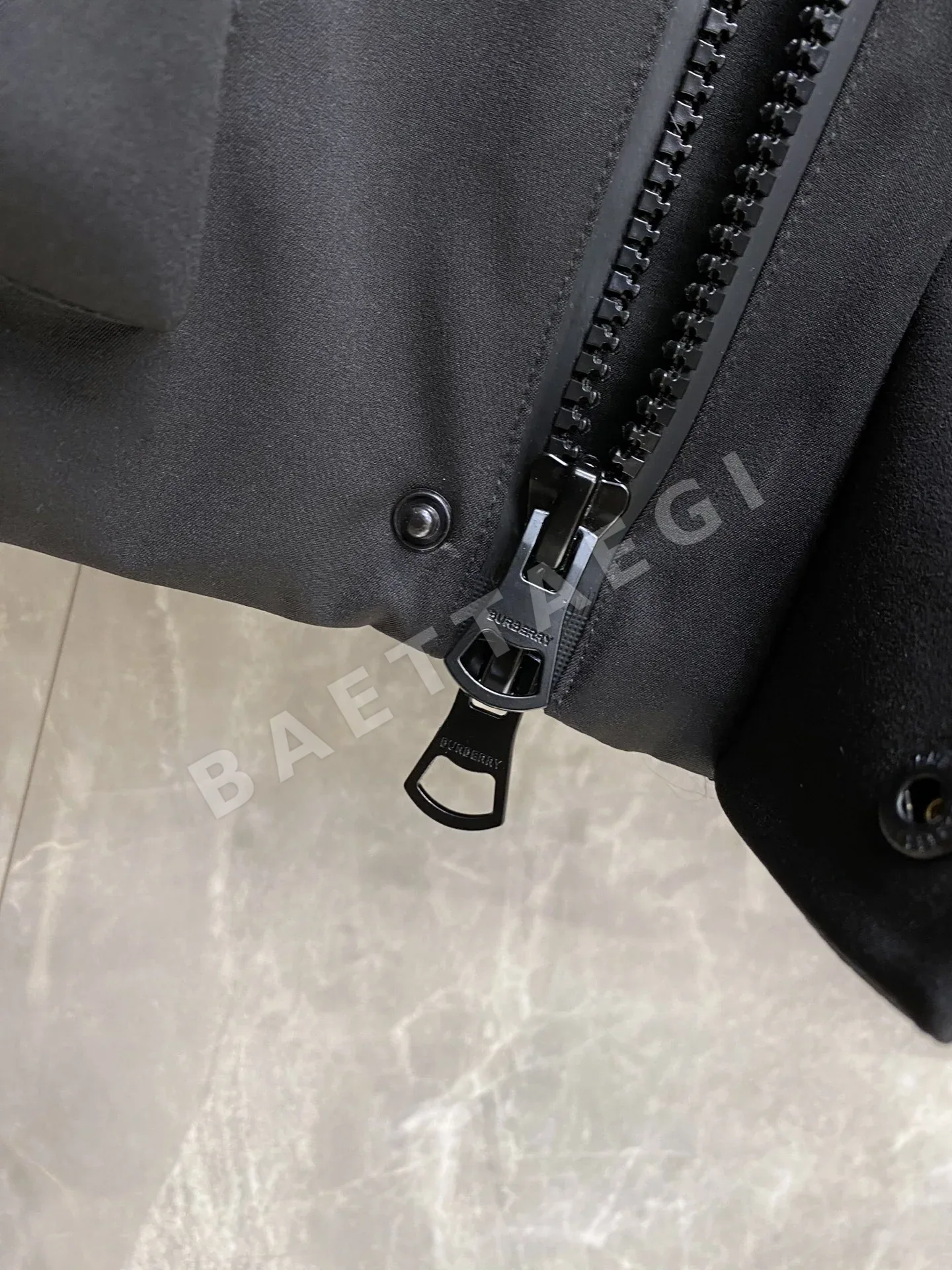 버버리 라미네이트 스키 다운 패딩 점퍼 상세 이미지 10