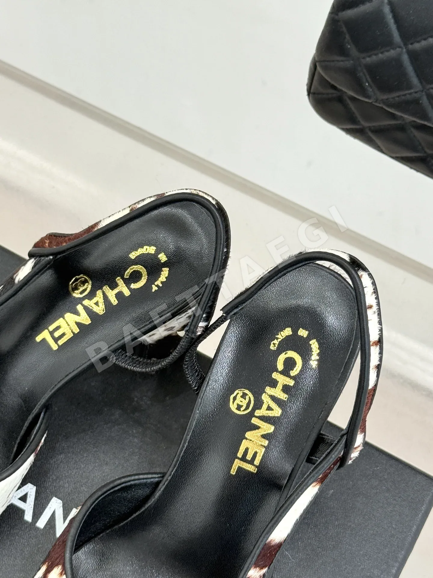 샤넬 더블 C 메탈 버클 포니 헤어 샌들 상세 이미지 8