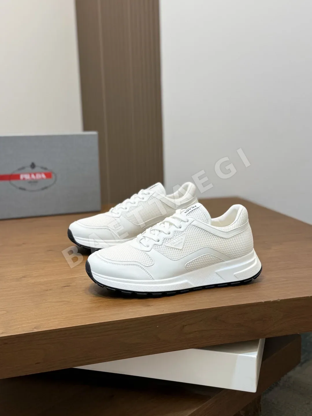 프라다 Linea Rossa 스웨이드 스니커즈 상세 이미지 3