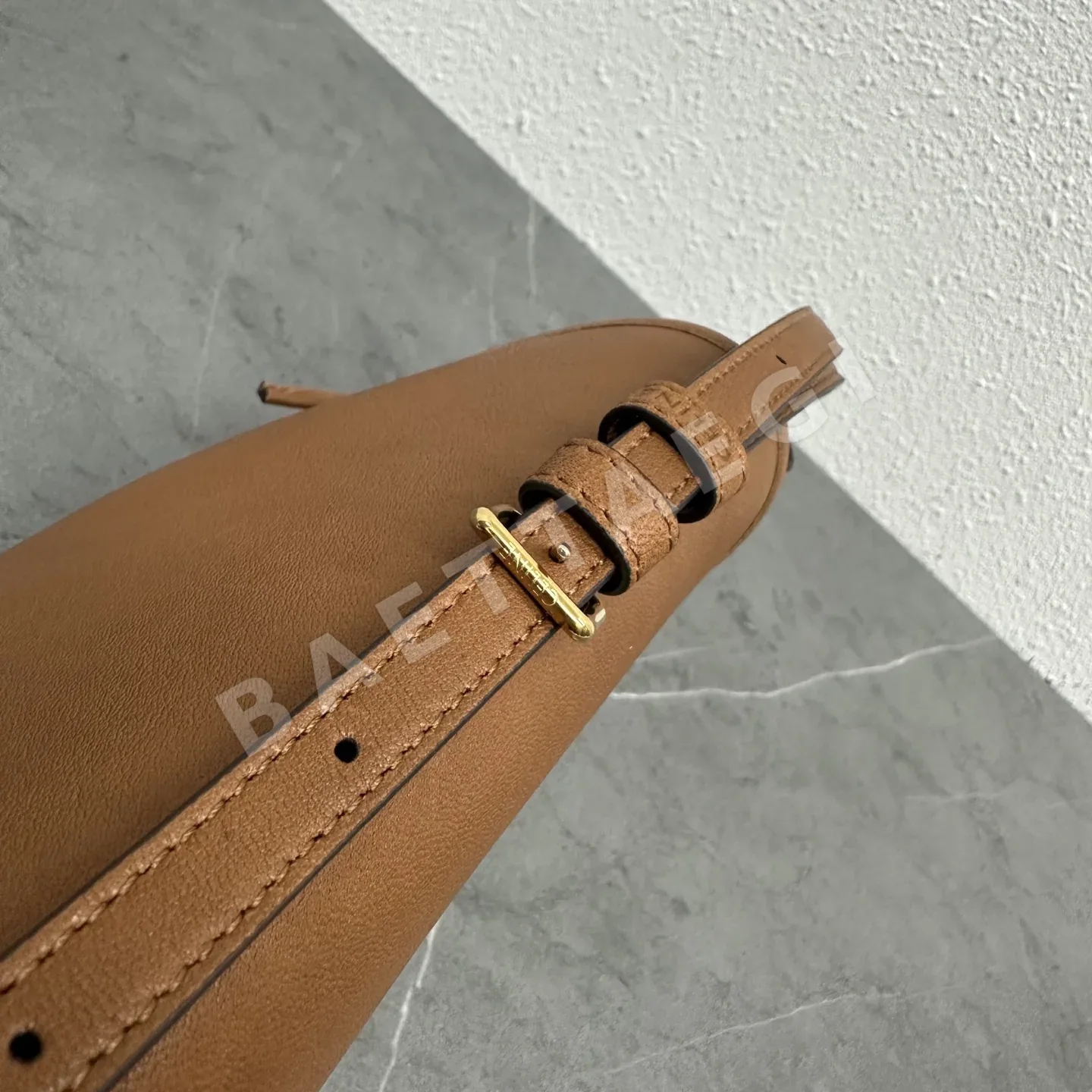 셀린느 하프문 스몰 숄더백 상세 이미지 9